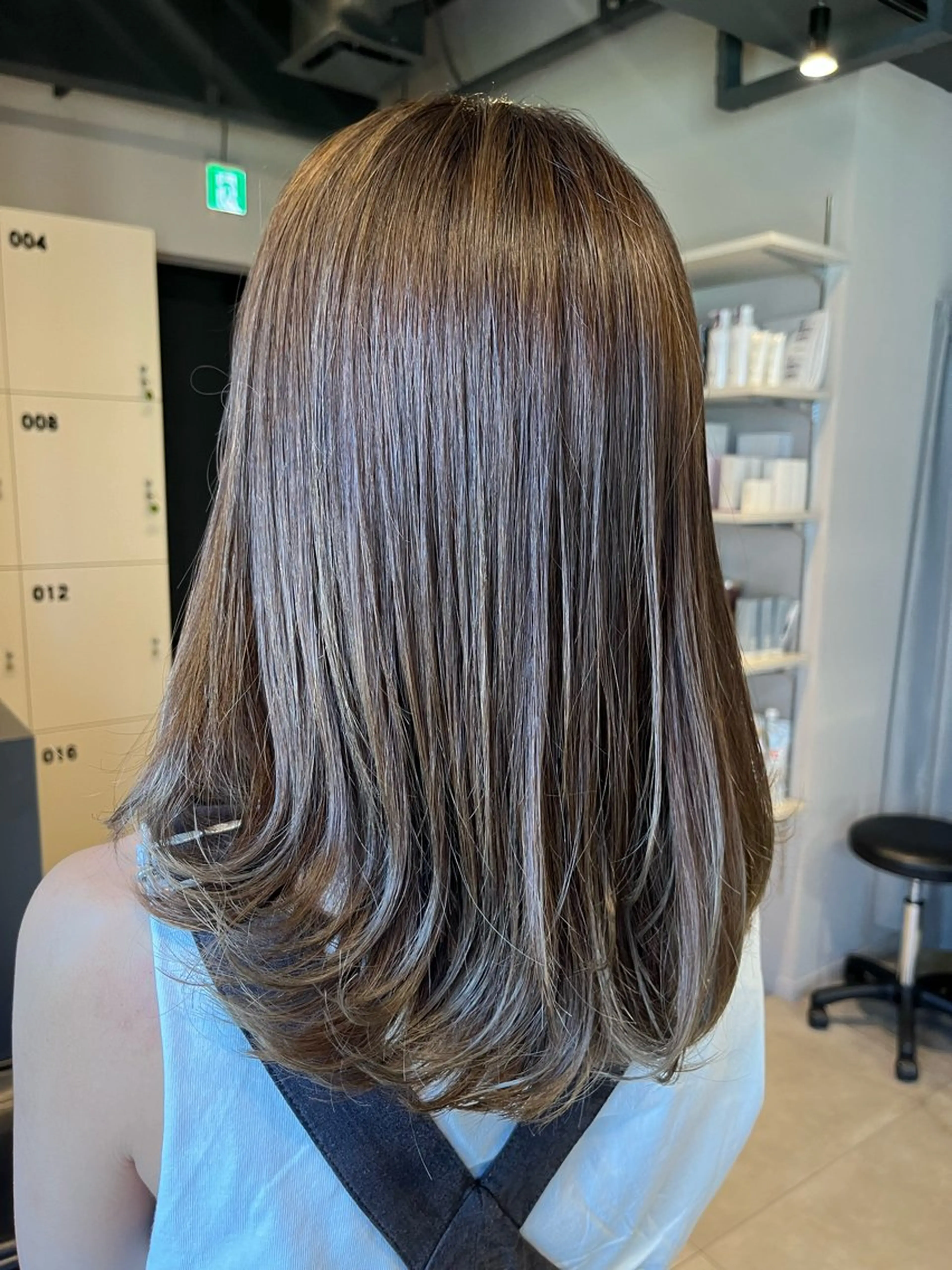 セミロング カラー アッシュ ベージュカラー ブルーカラー ブルーグレー ブルーグレージュ うる艶カラー/恵比寿 ベージュ/丸山陽平のヘアスタイル