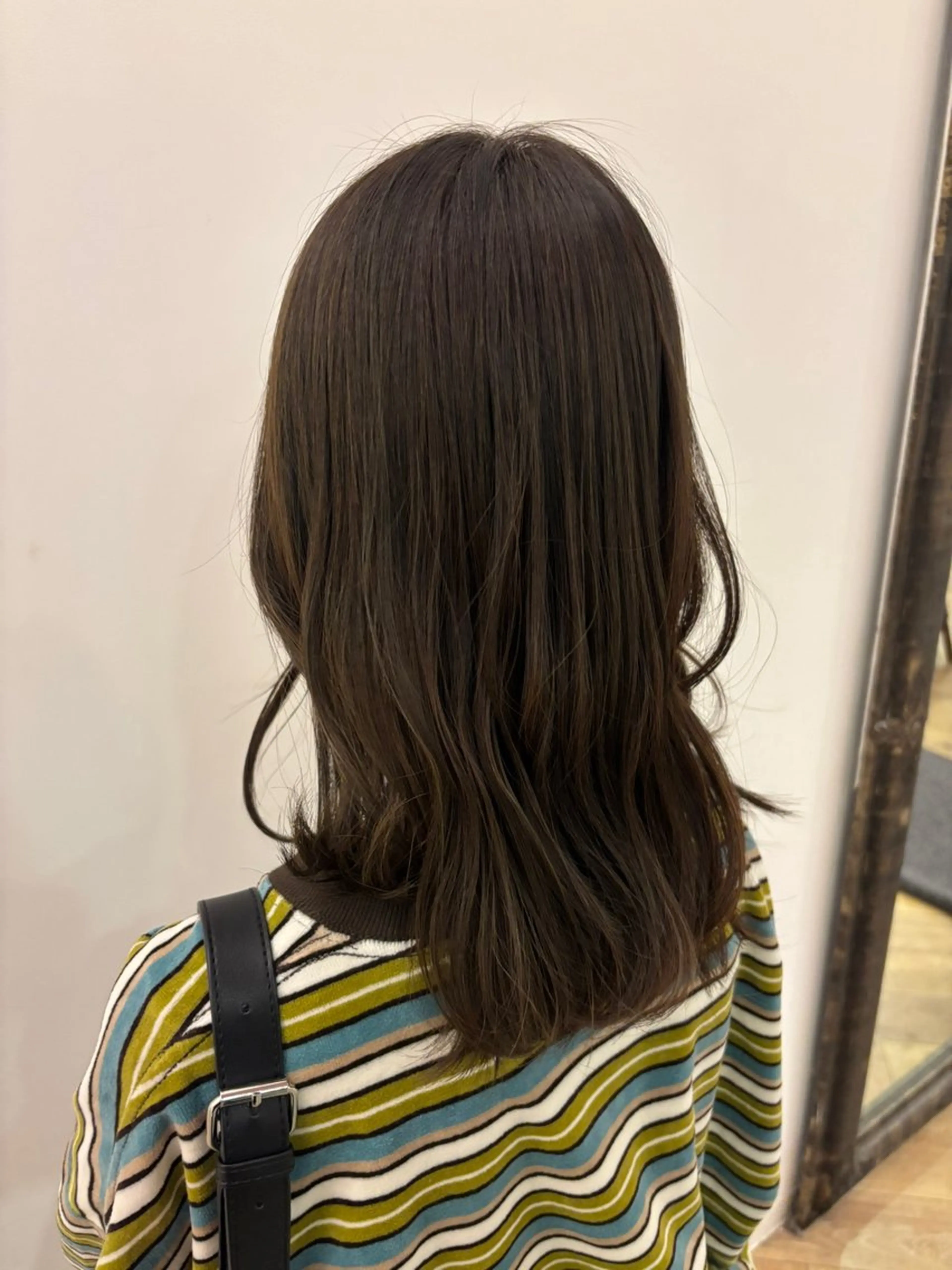 セミロング 🫧✨️‪榎宮秀 透明感 ハイトーンのヘアスタイル