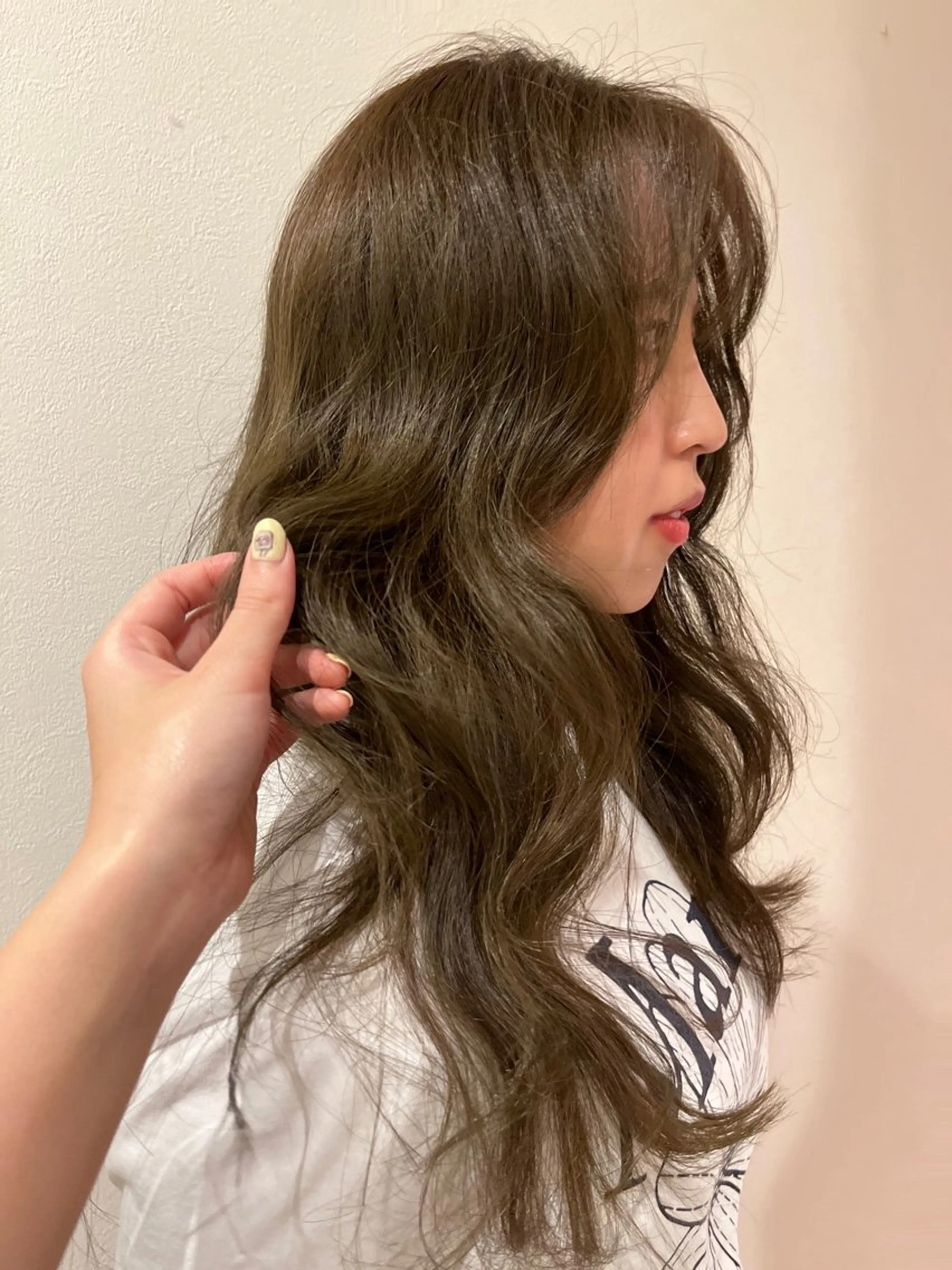 ロング カラー ベージュカラー オリーブベージュ Fleur 西 優希のヘアスタイル