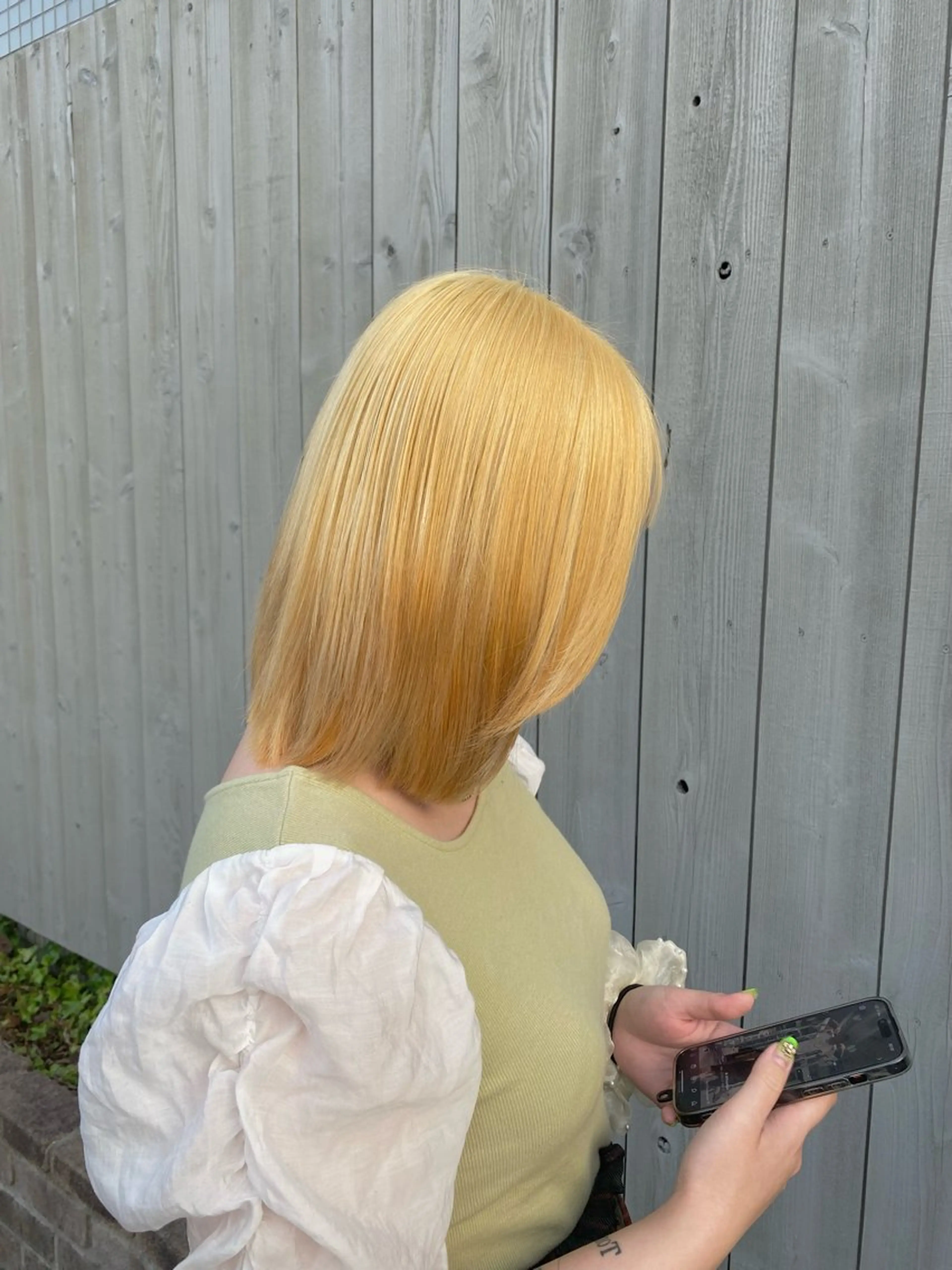 ショート カラー 抜きっぱなしブロンド ブロンド ヘアカラー Ludwig AIRIのヘアスタイル