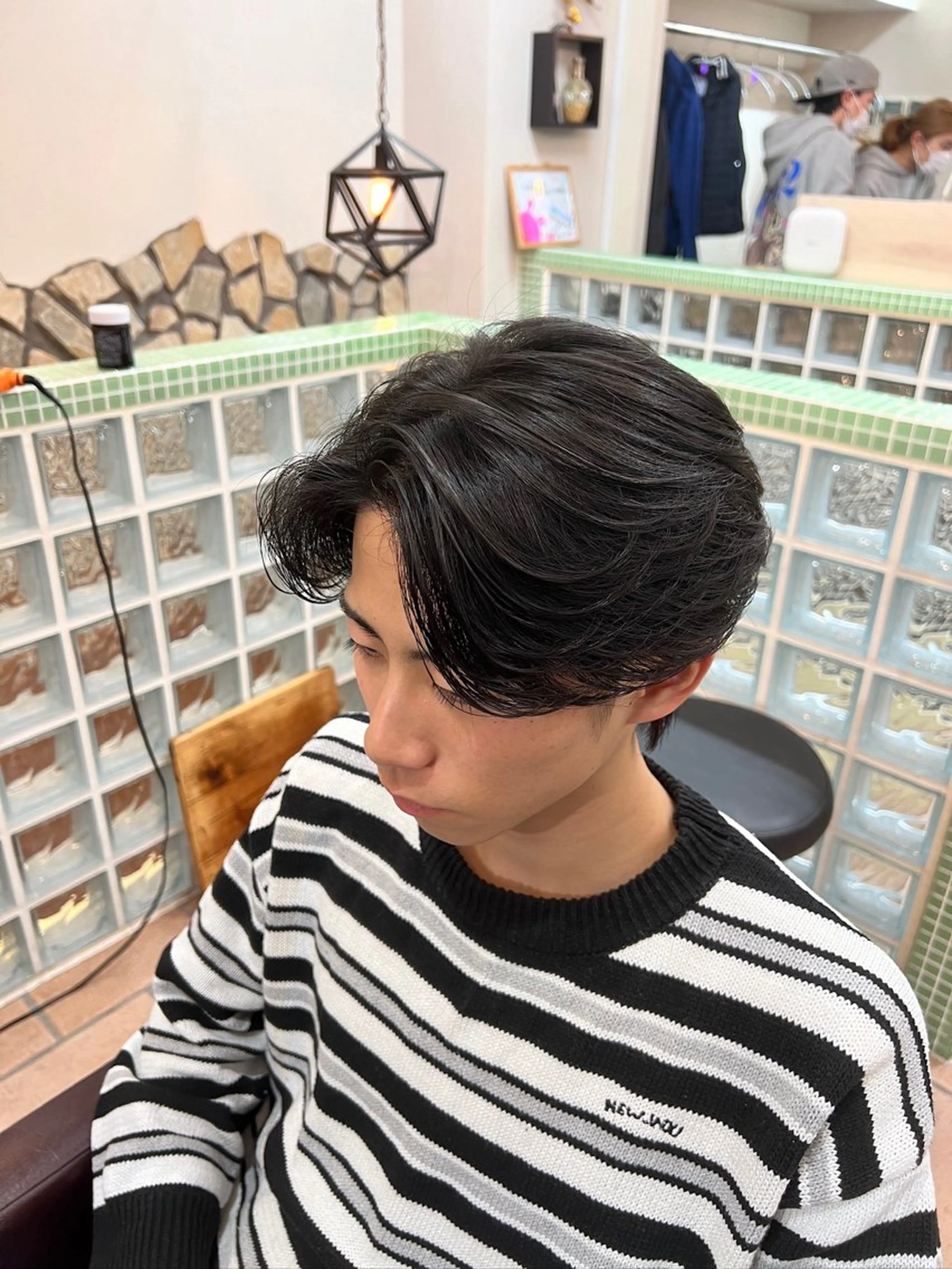 ミディアム パーマ メンズ ミディアムパーマ センターパート メンズ韓国風 メンズパーマ 韓国風ヘア カット ヘッドスパ メンズカットパーマ ✂️ JOYAのヘアスタイル