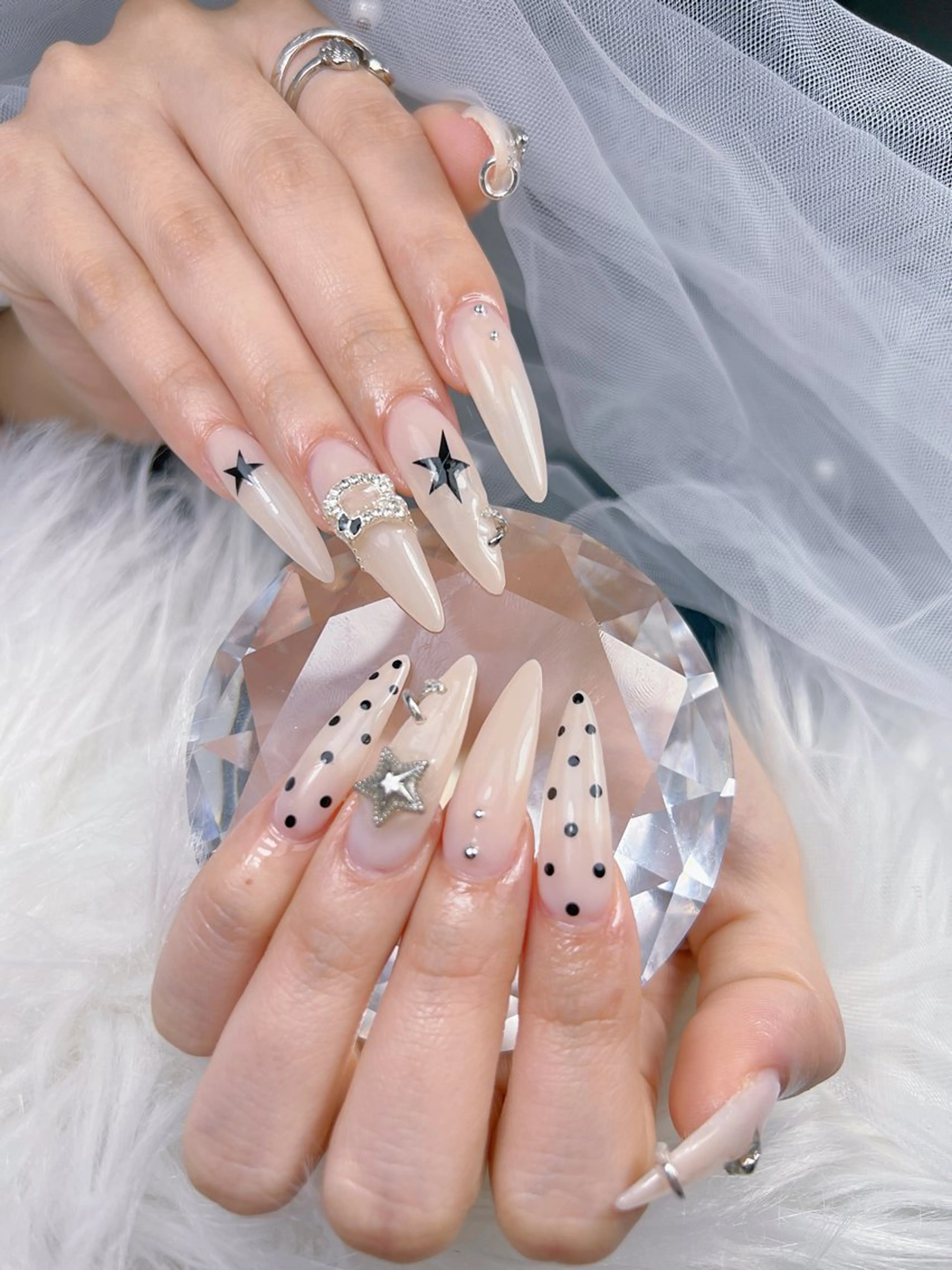 ネイル アートネイル オーロラネイル チークネイル 長さ出し フットネイル ハンドネイル ハンドケア Mio_ Noiranailのネイルデザイン