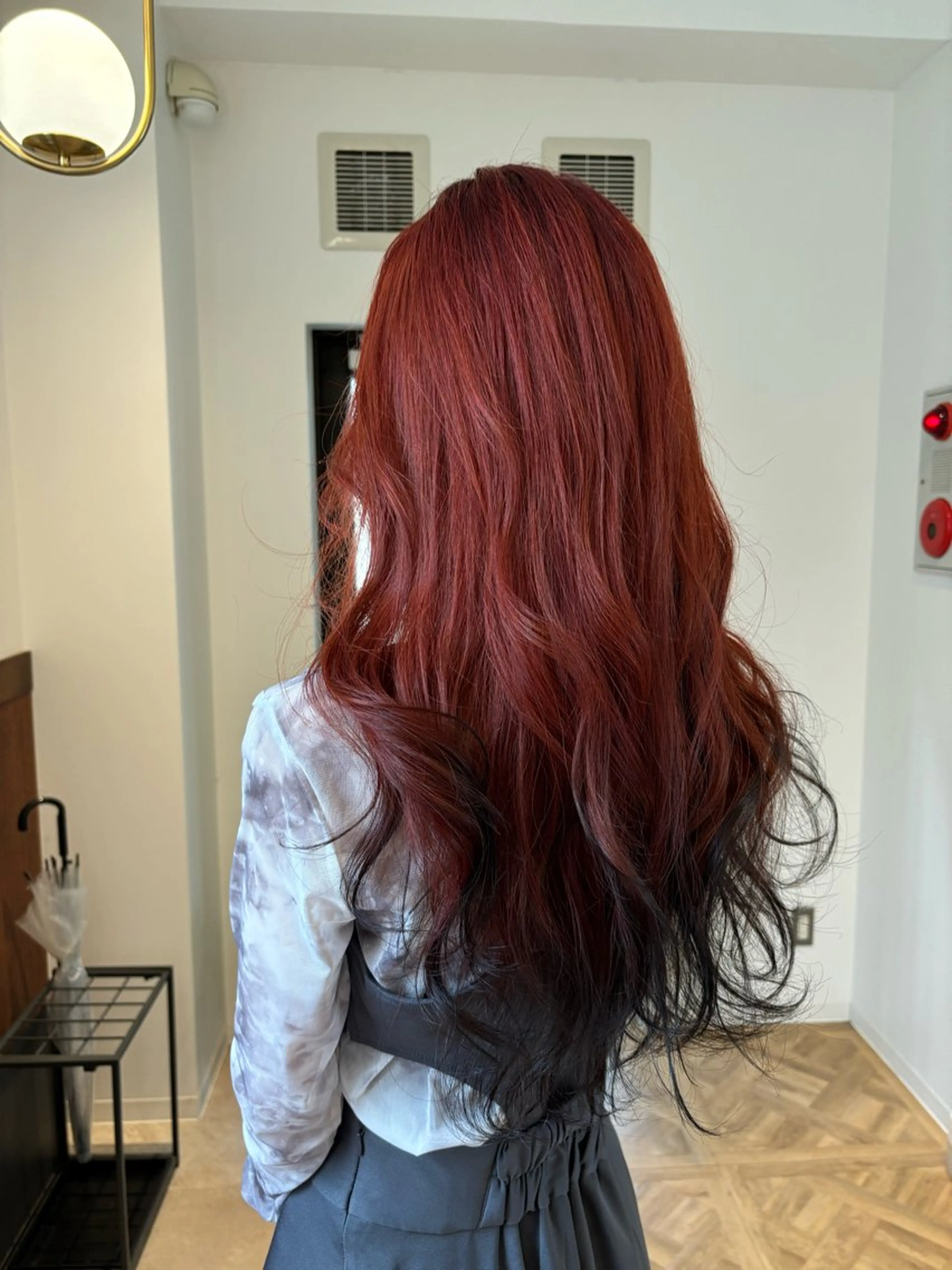 ロング カラー 黒髪 レッドカラー 新實 ゆりあのヘアスタイル