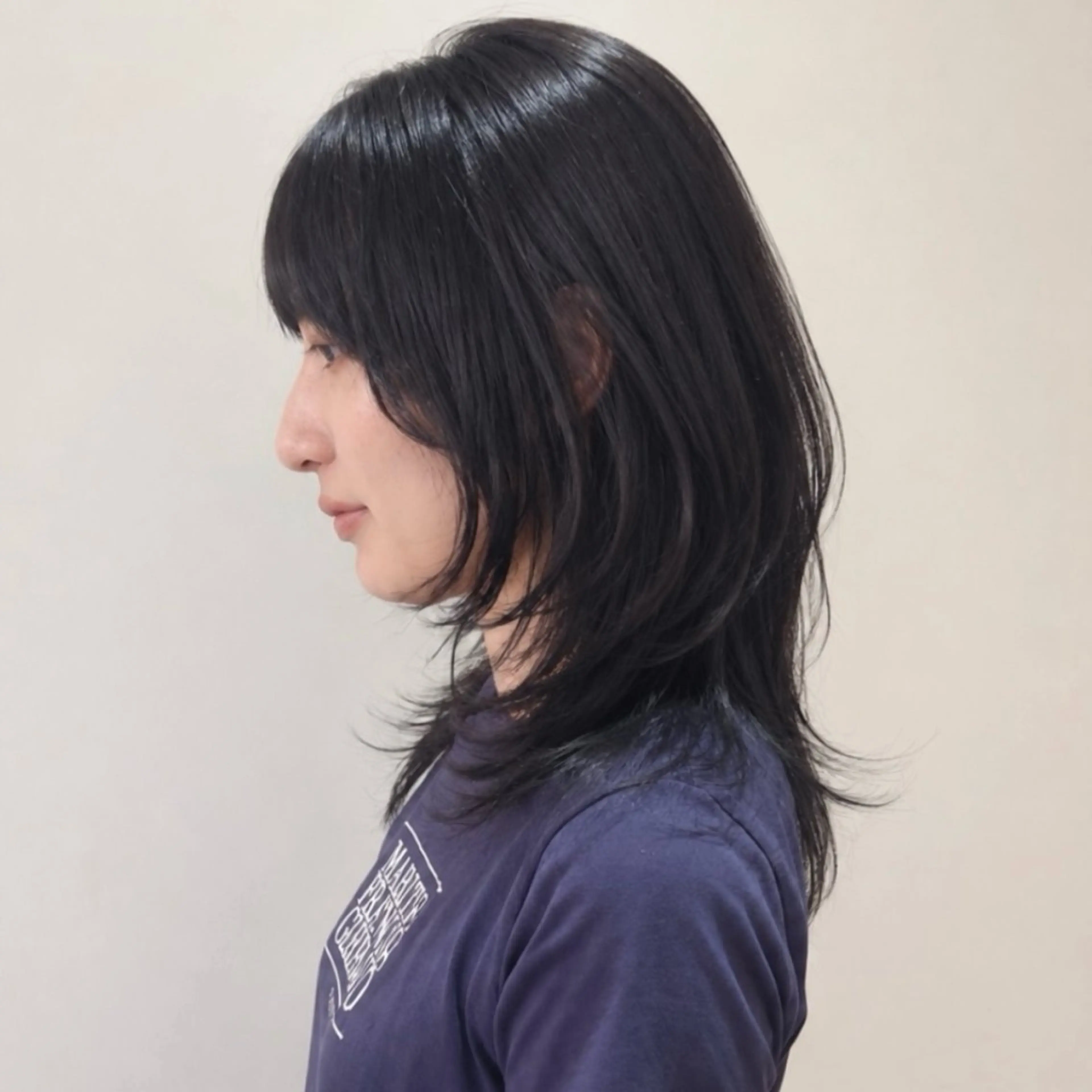 ミディアム カラー くびれヘア 顔まわりレイヤー ハッシュカット ハイレイヤー くびれレイヤー カット ヘアカラー トリートメント nonoka オリーブ/レイヤーのヘアスタイル