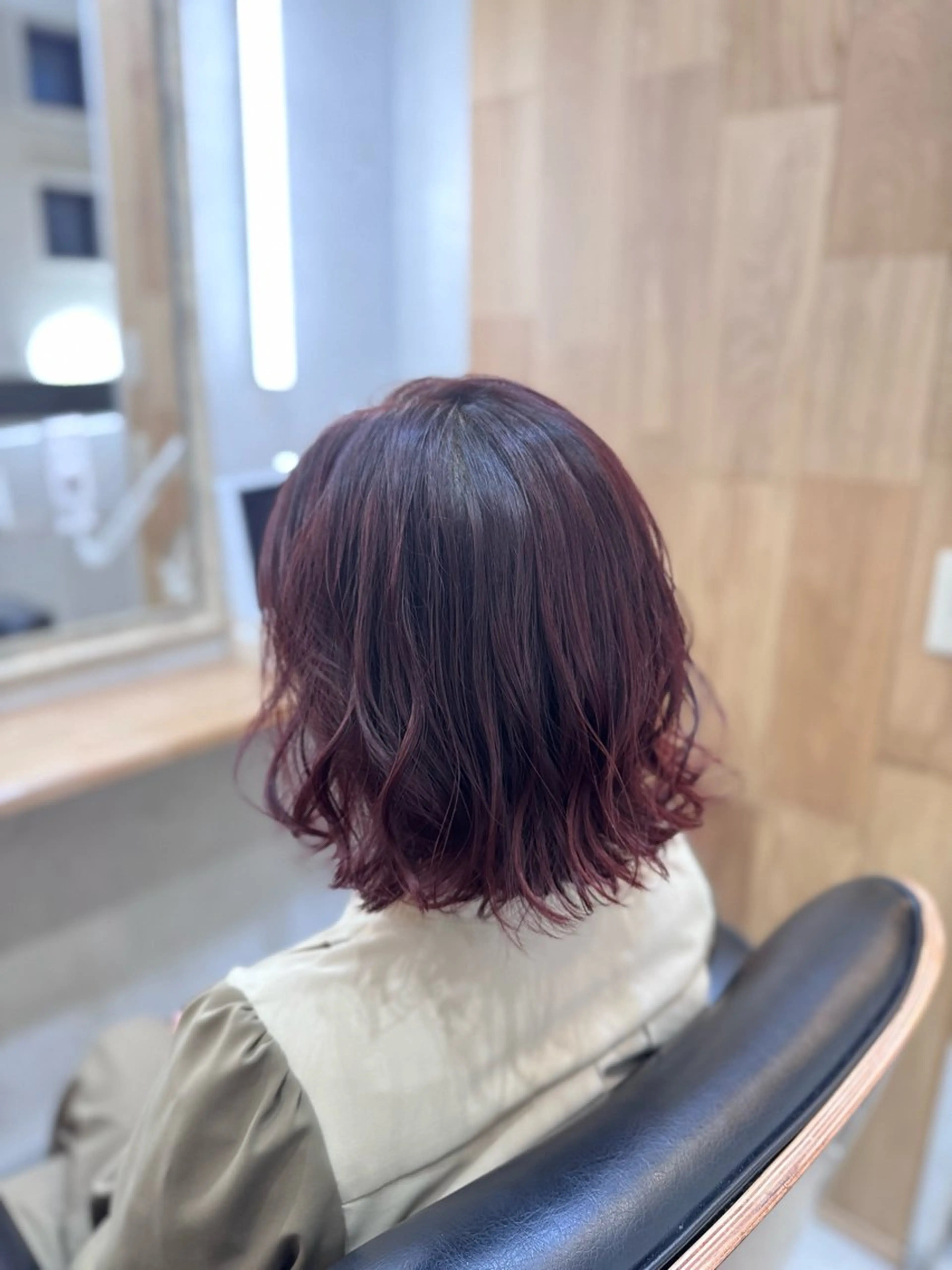 ミディアム カラー ボルドーカラー ルビー 外ハネヘア 多賀 順平のヘアスタイル