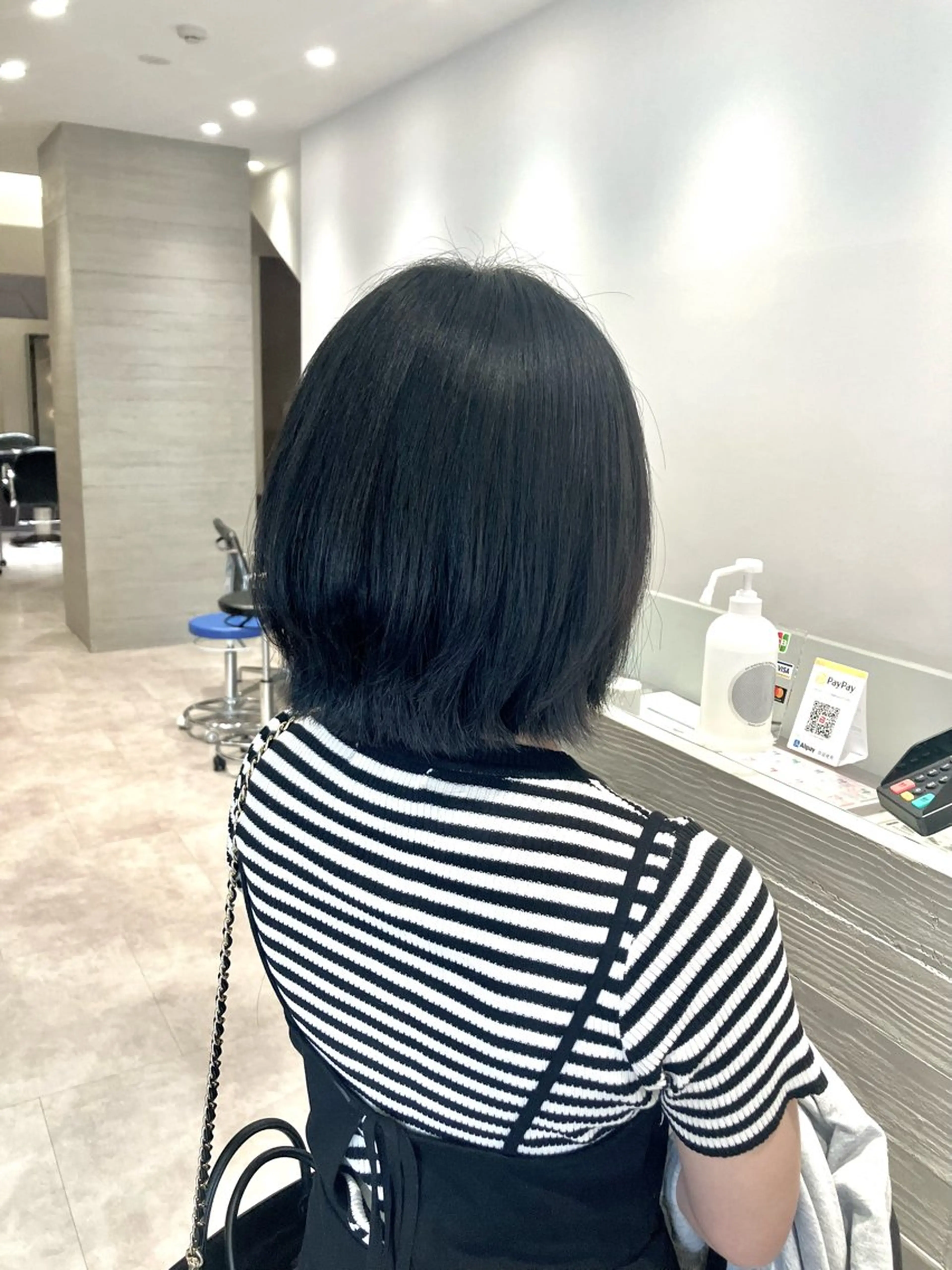 ショート カラー ボブレイヤー 黒髪 ブルーカラー ブルーブラック ボブ サキ🤍ハイトーン 🩰くびれ巻きヘアのヘアスタイル