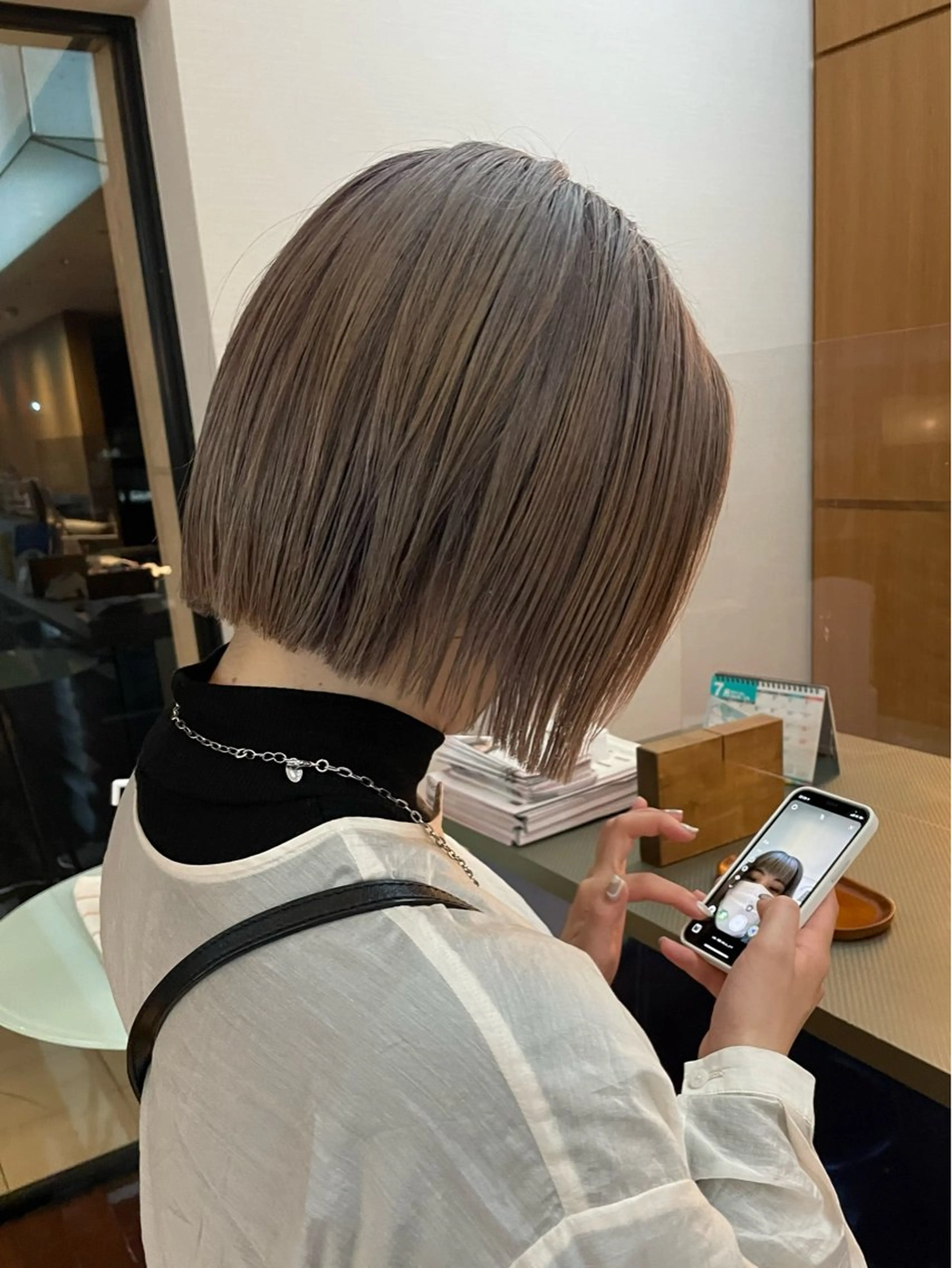 ショート カラー ベージュカラー ブリーチ ミルクティーベージュ ボブ カット ヘアカラー トリートメント パーマ/パーマ落とし 【Kouta】のヘアスタイル