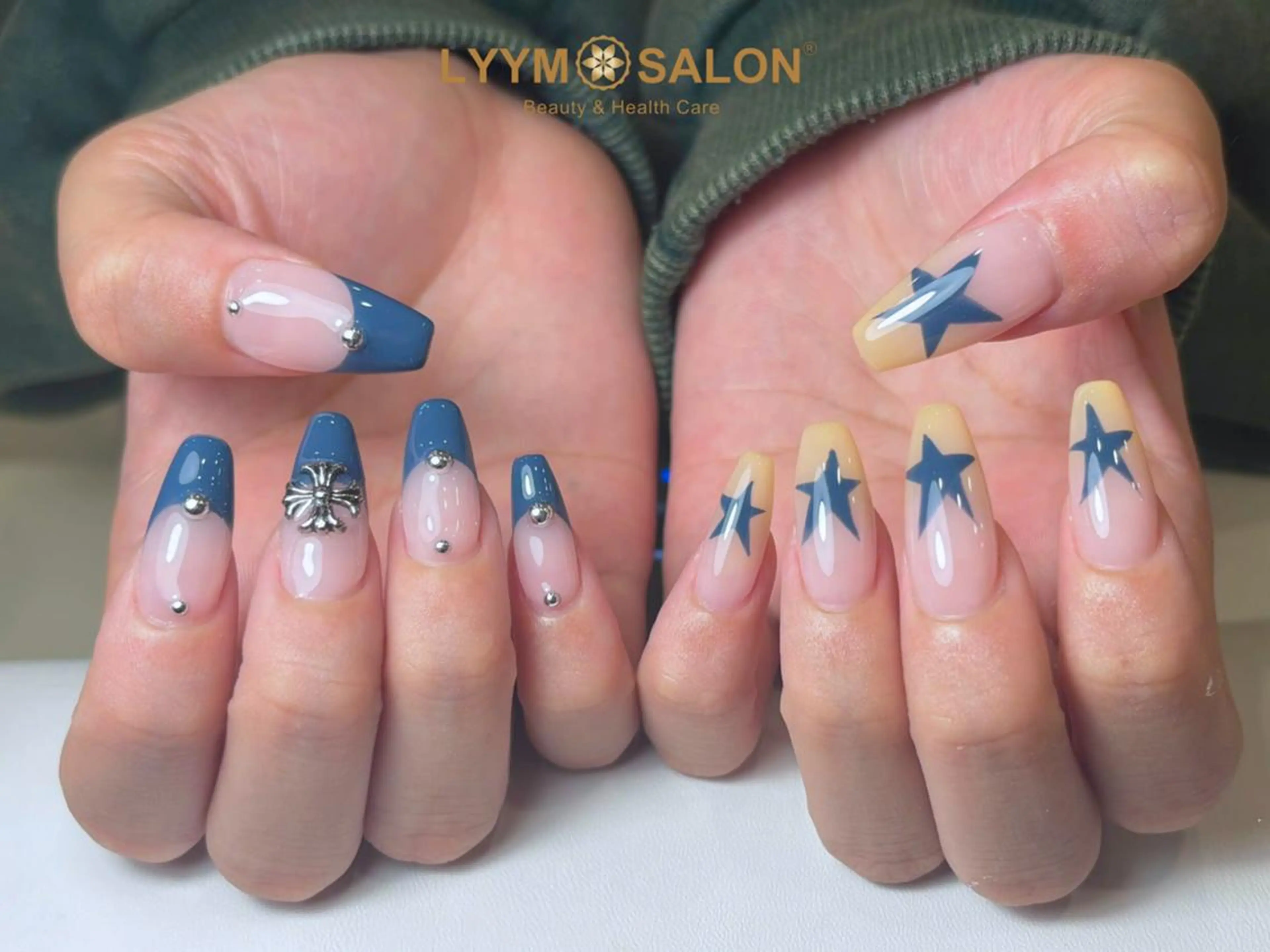 ネイル アートネイル ブルー カジュアル フレンチネイル 韓国ネイル ハンドネイル LYYM Salonのネイルデザイン