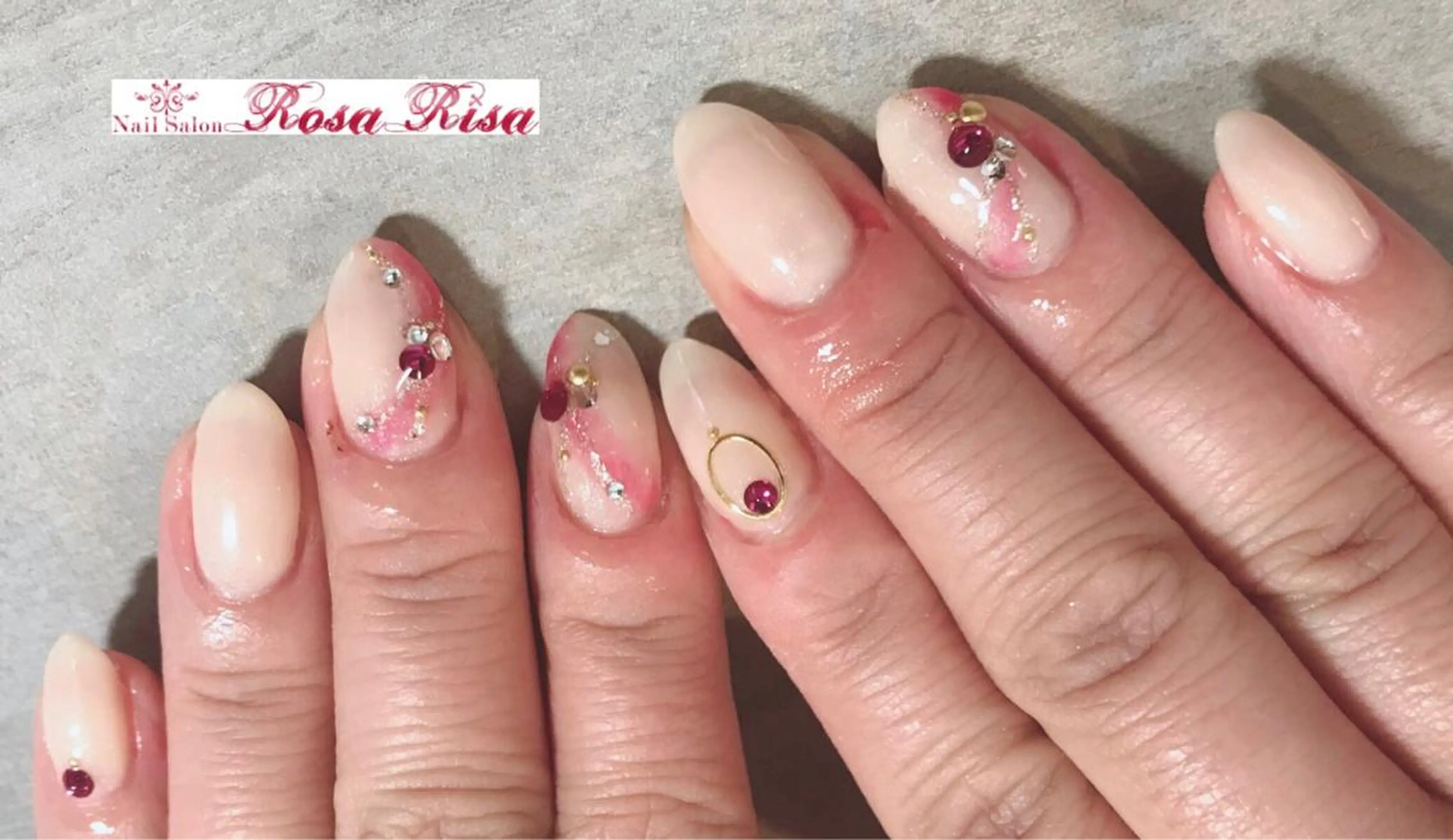 ミディアム ネイル グラデーション ネイルスタジオ シェイクユアハンズのネイルデザイン