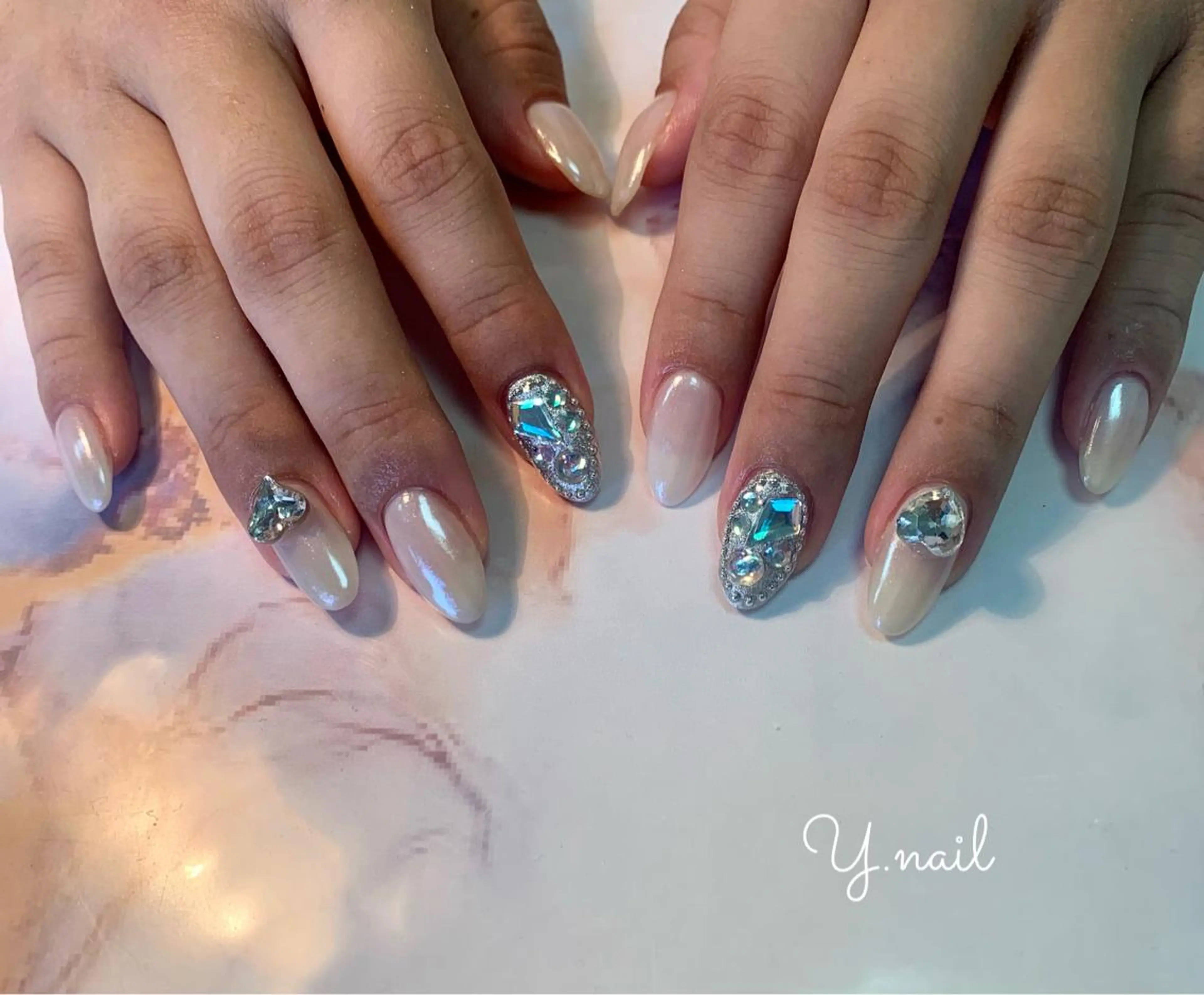 ネイル ストーンネイル Feliz 楽しいネイルサロンのネイルデザイン