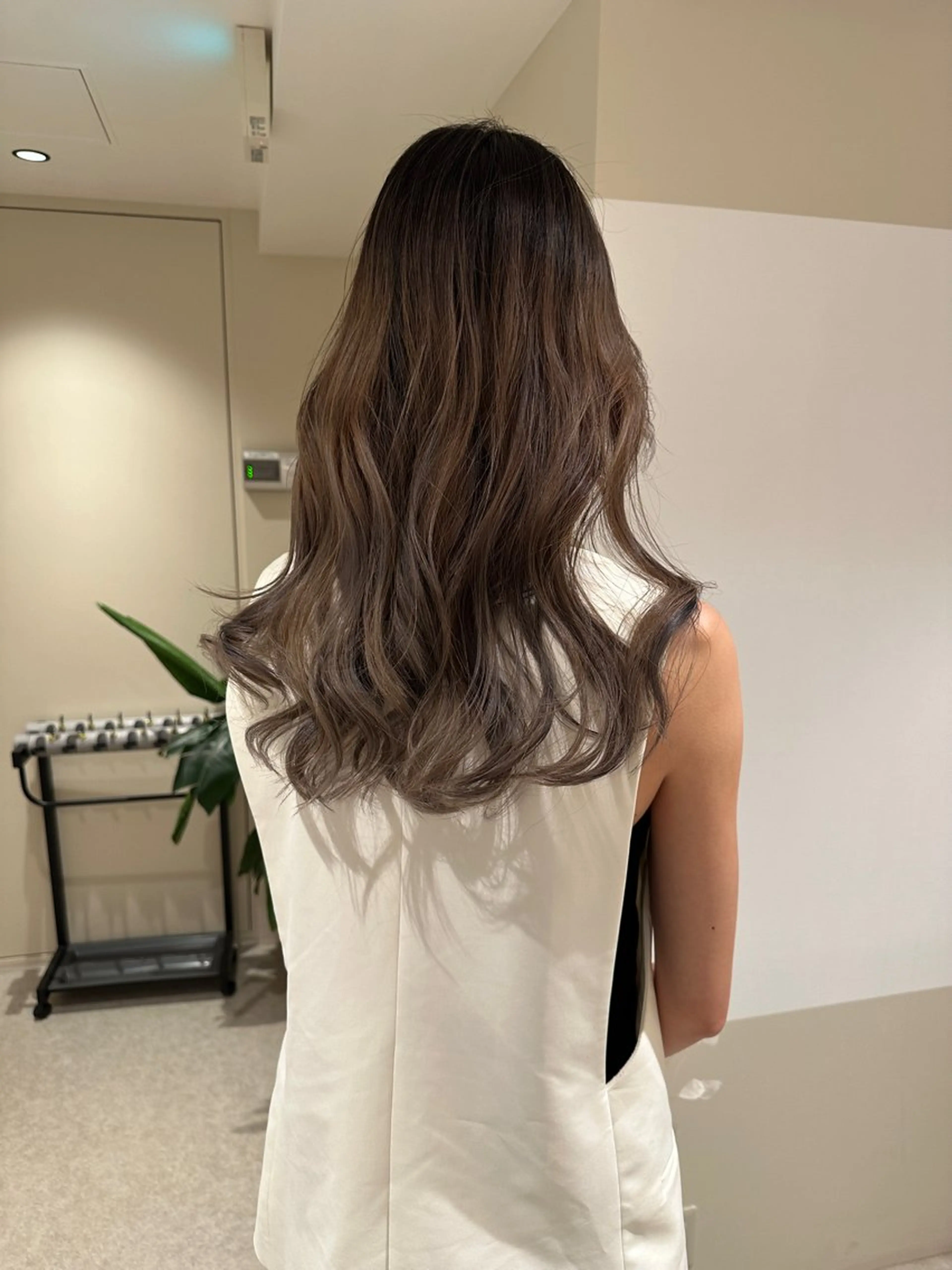 ロング カラー バレイヤージュ 外国人風カラー レイヤーカット カット ヘアカラー 金ウンス 髪質改善カラーのヘアスタイル