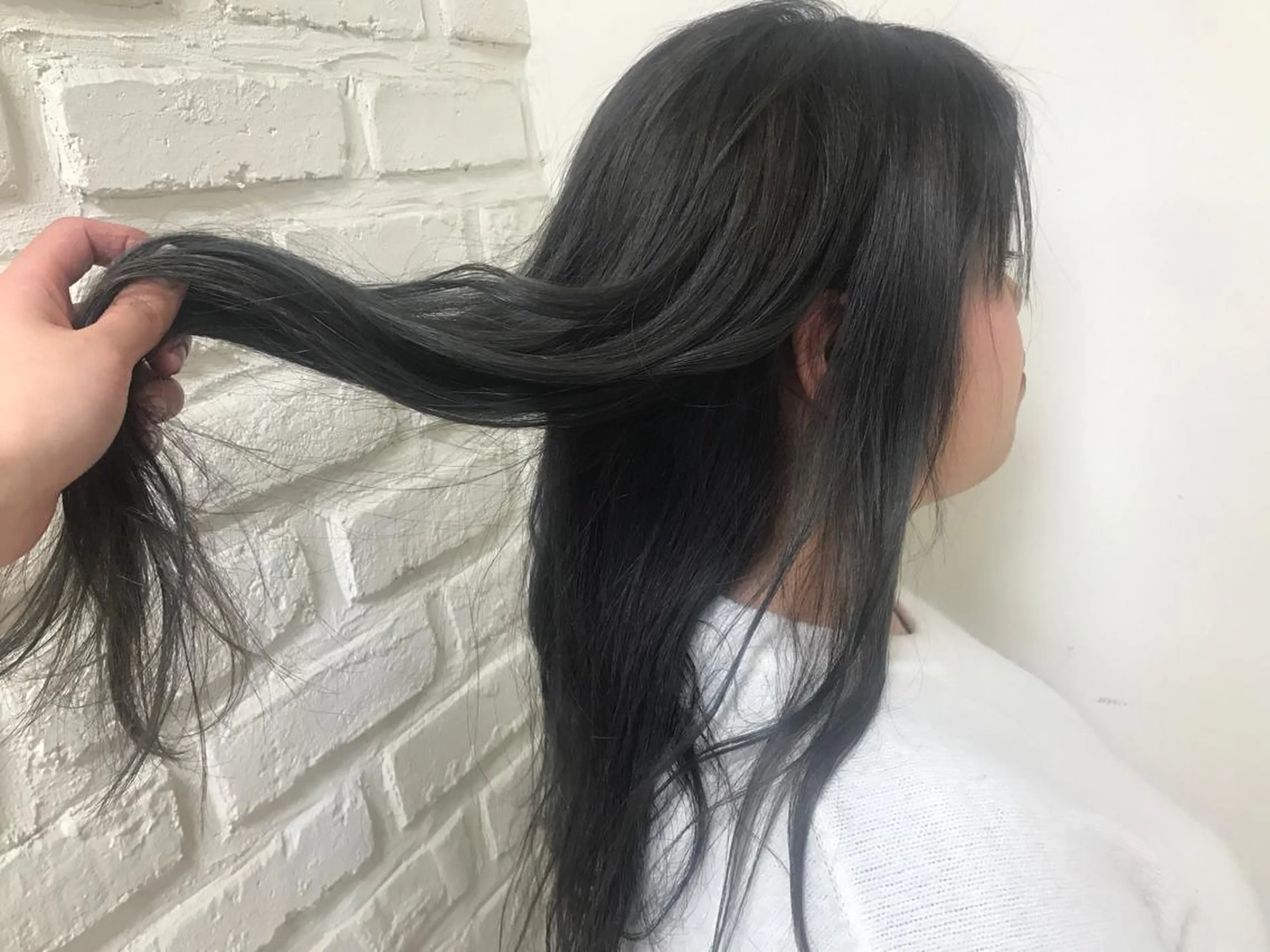 ロング カラー アッシュ ブリーチ シルバー シルバーアッシュ 【暖色カラー特化】 中山由梨のヘアスタイル