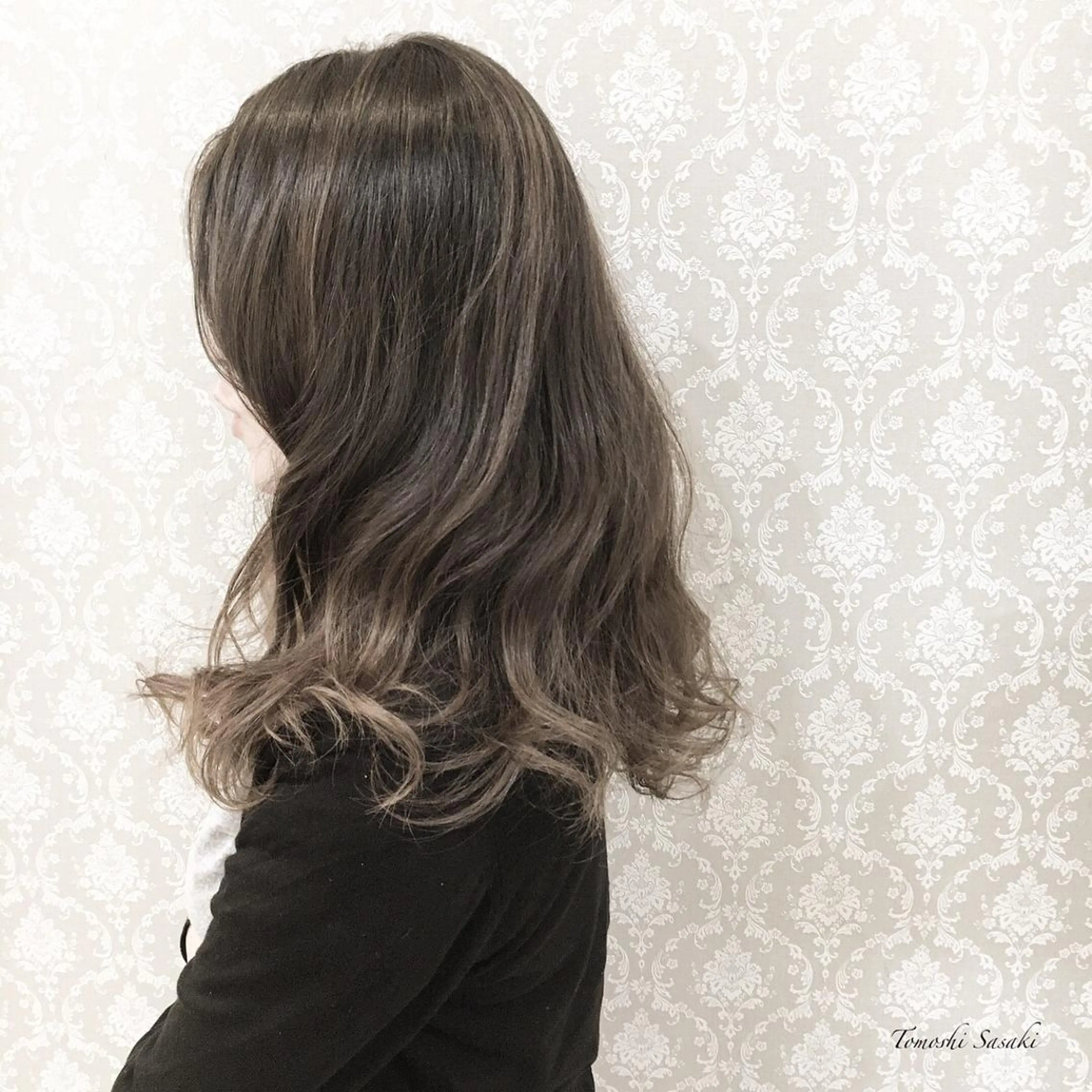 セミロング カラー グレージュ ササキ トモシのヘアスタイル