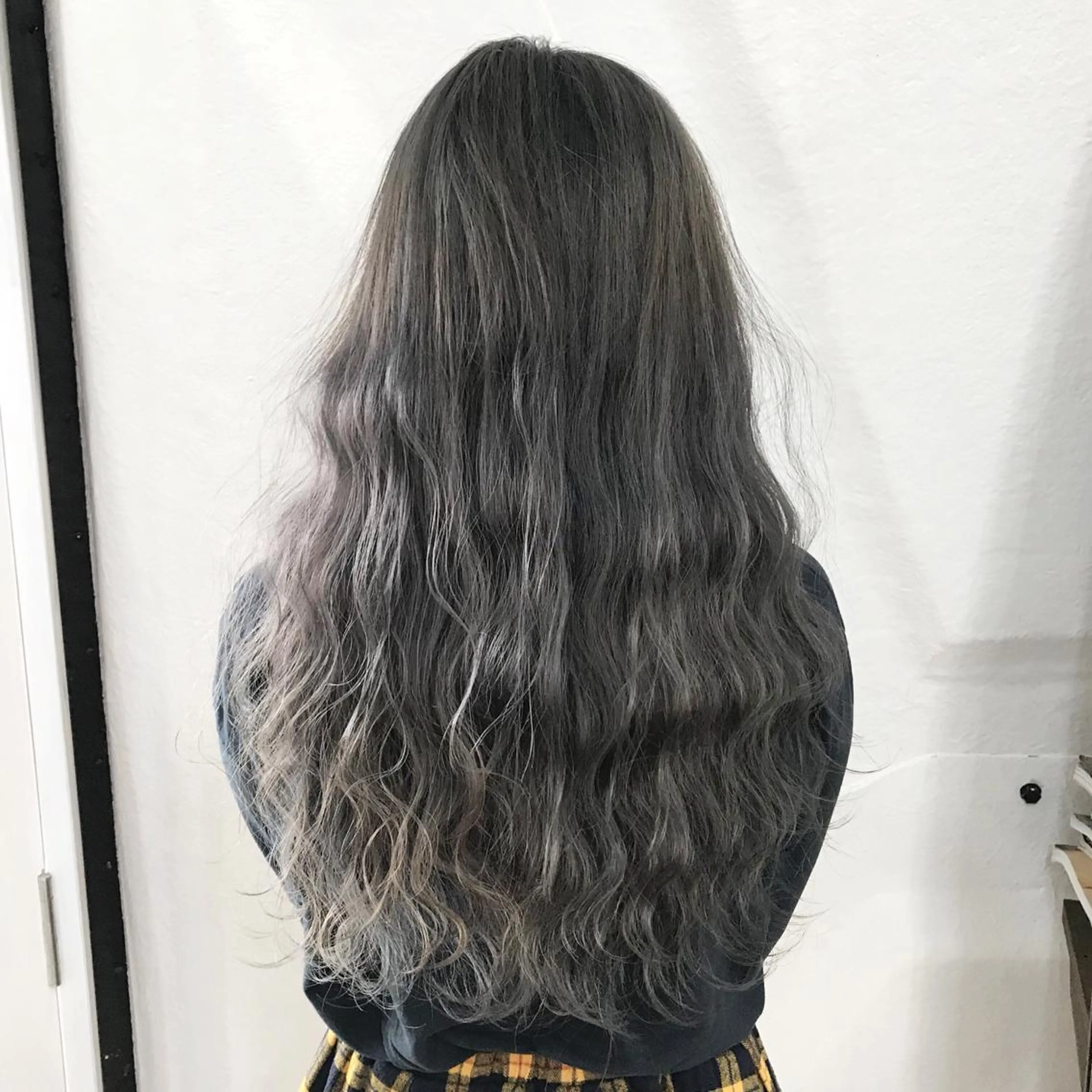 ロング カラー ブリーチ ブルーカラー ブルーグレー グラデーションカラー サロウィン所属・K-POP好き美容師 🇰🇷Kai.Yのヘアスタイル