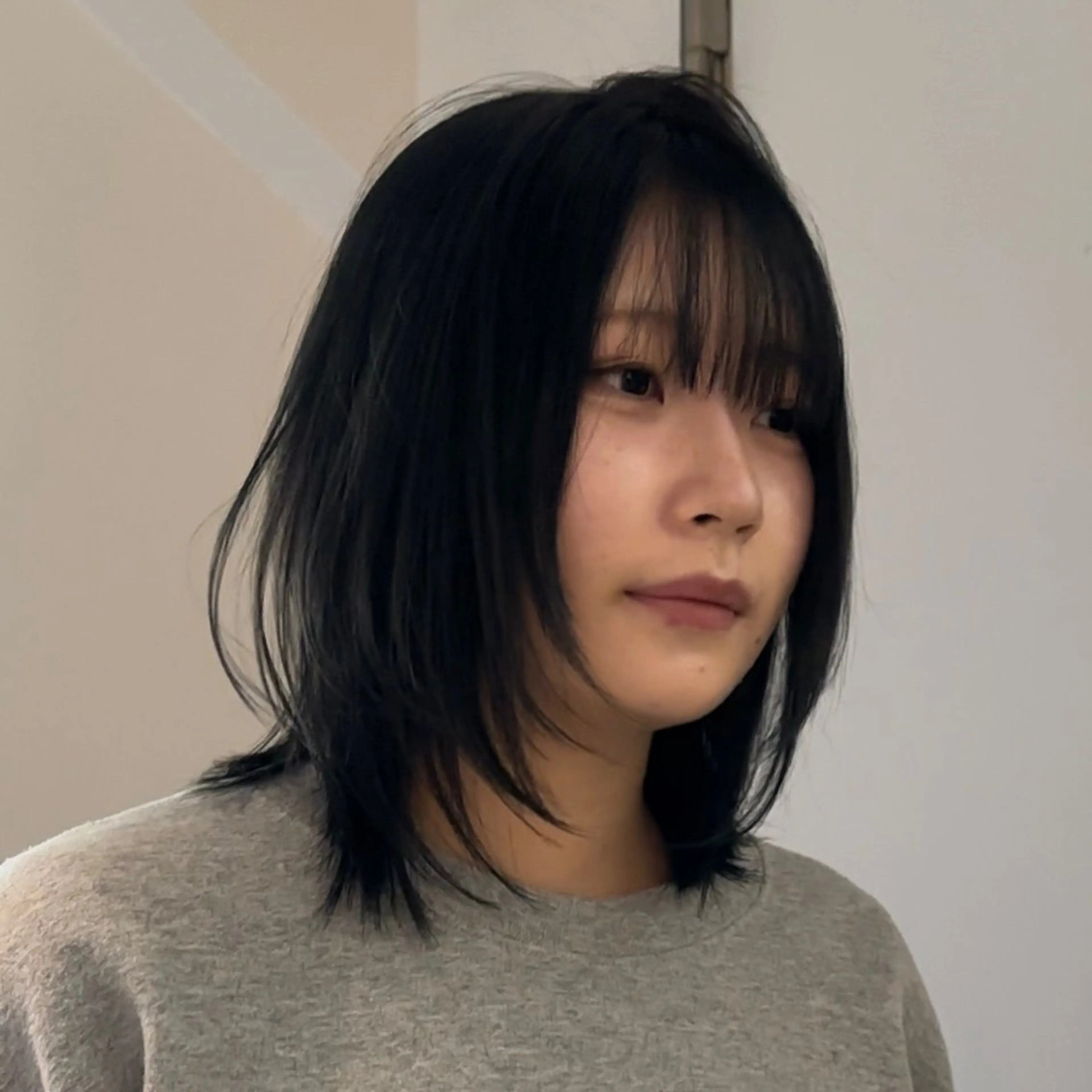 ミディアム 岸本 理希のヘアスタイル