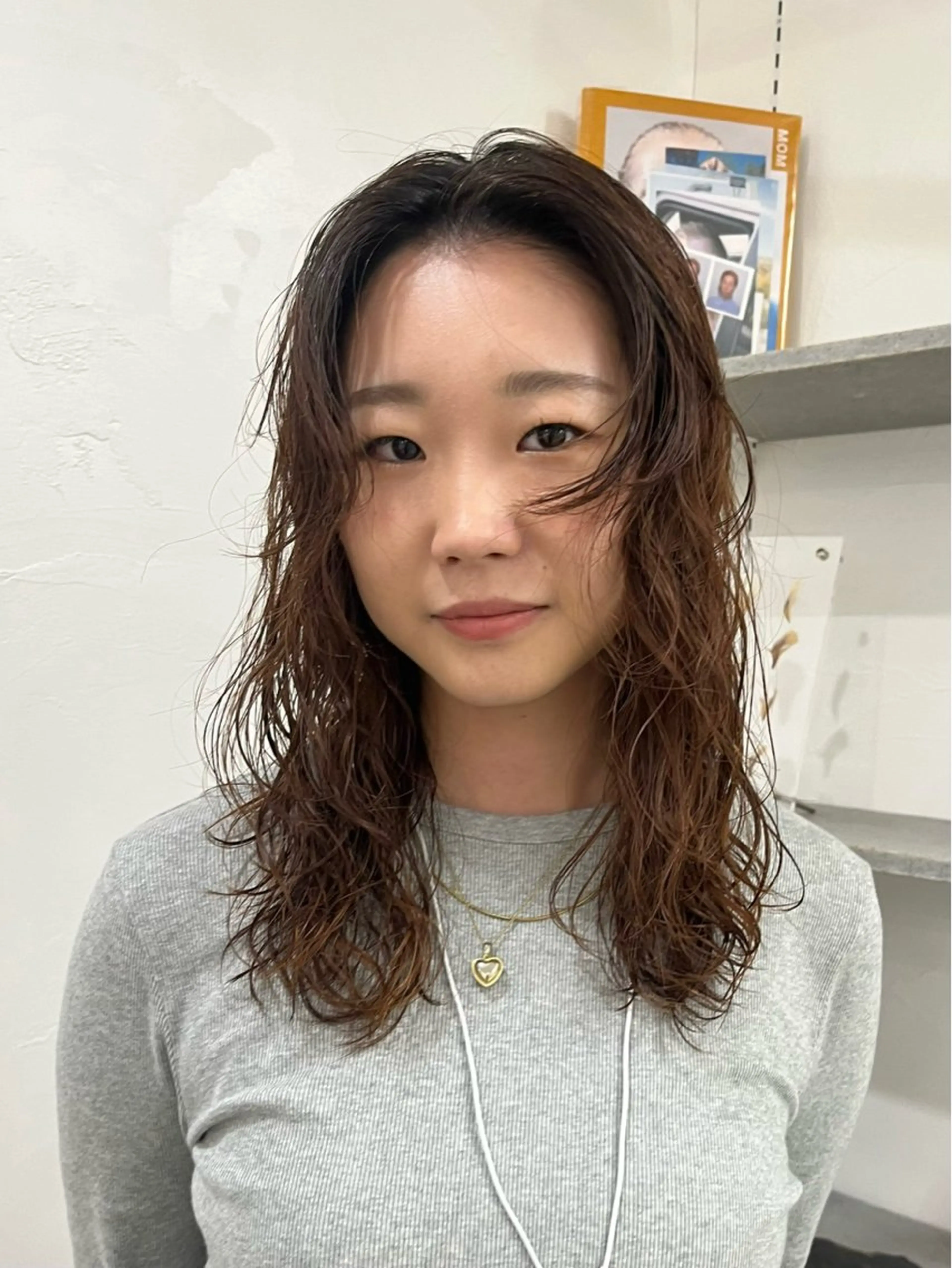 セミロング パーマ イシイ モエカのヘアスタイル