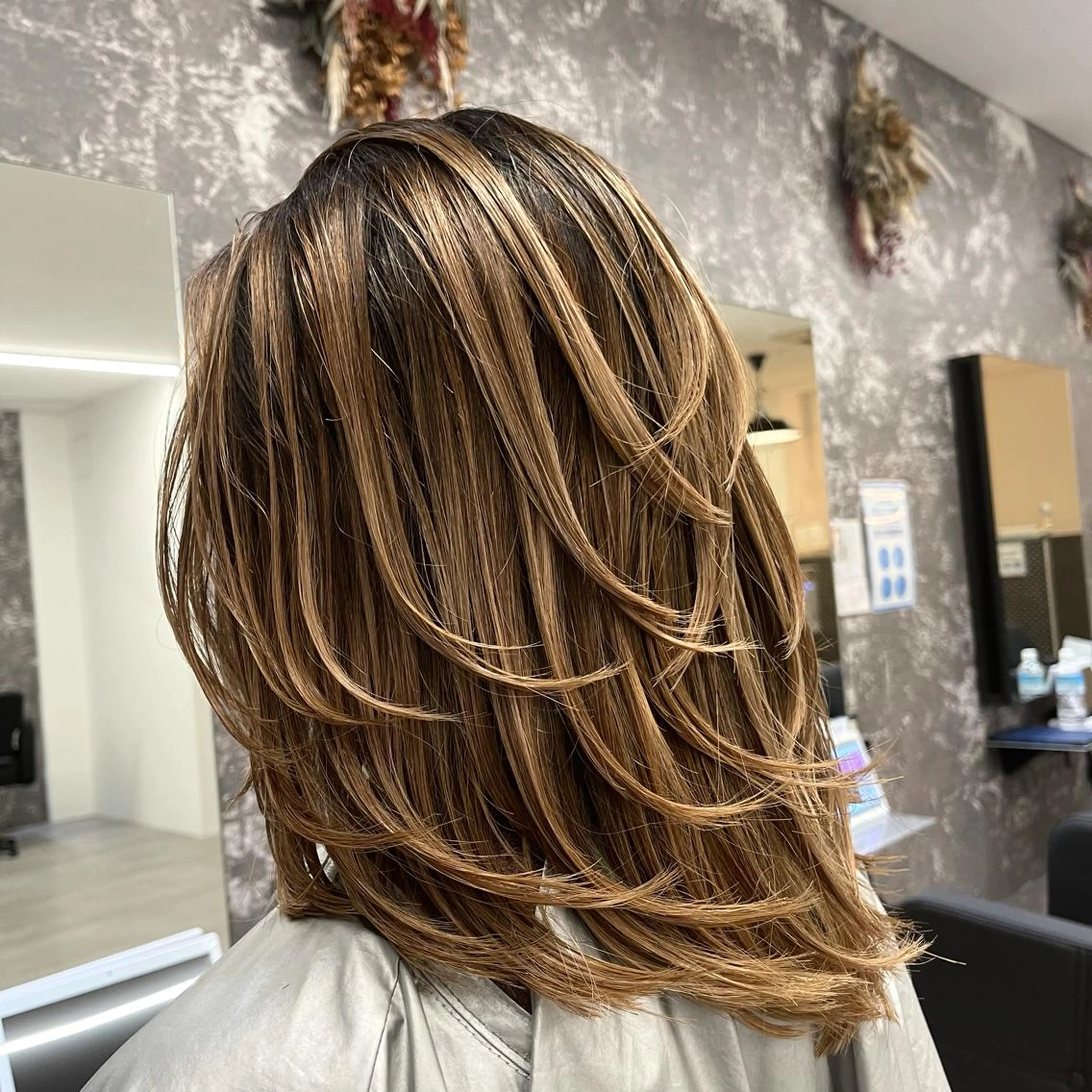 ミディアム カラー ヘアアレンジ バレイヤージュ デザインカラー ハイライトカラー 外国人風カラー ハイライト アンドウ ユウ/ レイヤーカット/韓国のヘアスタイル