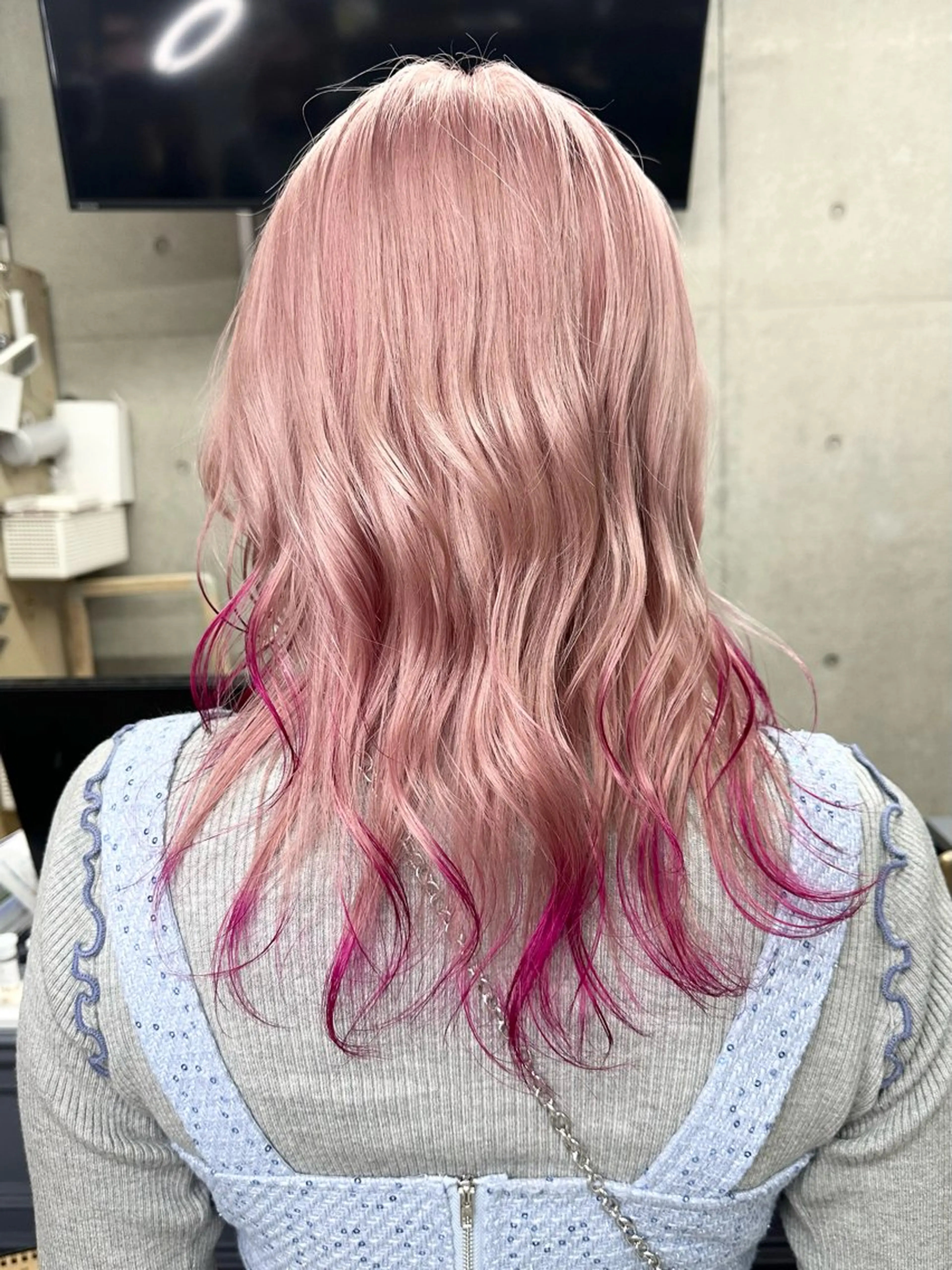 セミロング カラー ハイトーンカラー ピンクカラー カット ヘアカラー 名古屋のピンク好き かずくん🦩のヘアスタイル