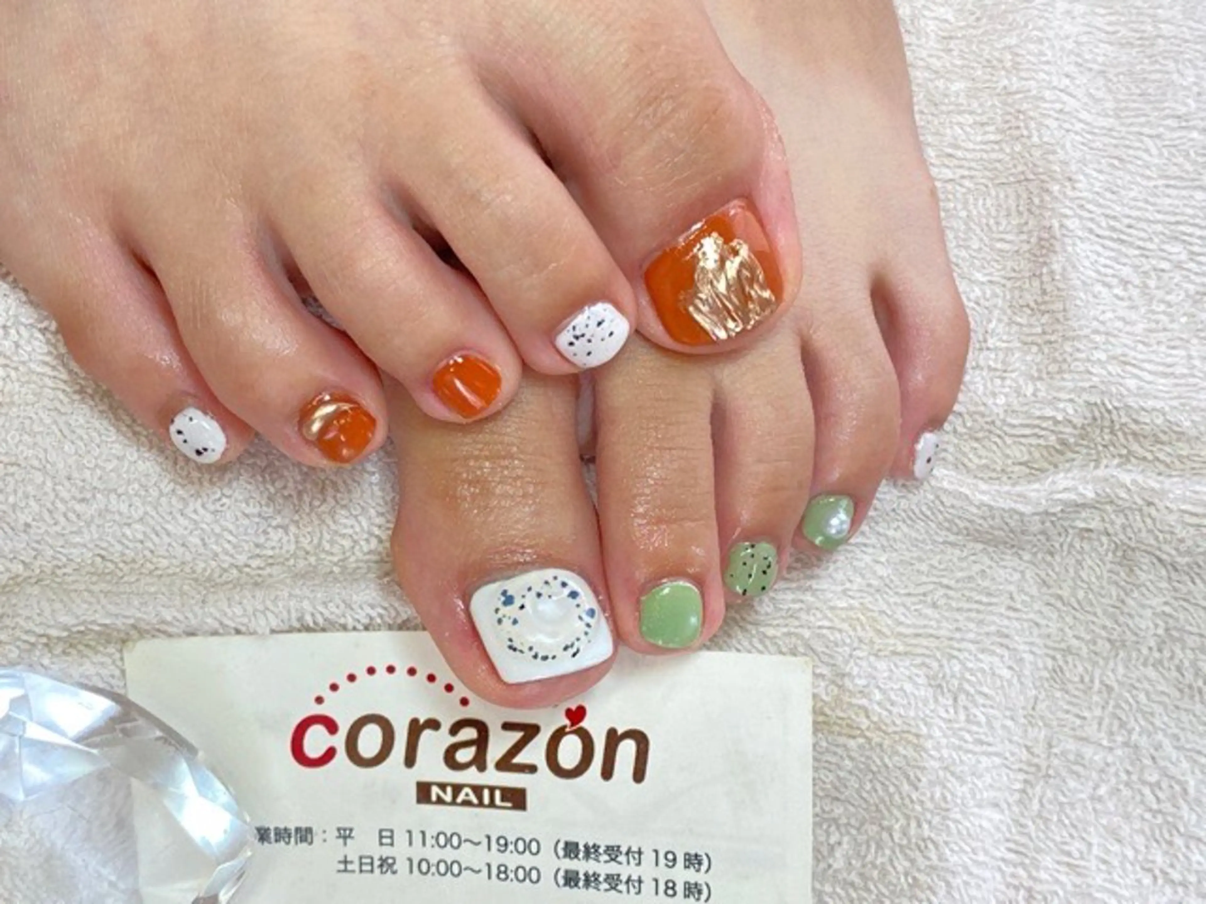 ネイル フットネイル オレンジ ホワイト corazon所属・ネイリスト aicoのネイルデザイン