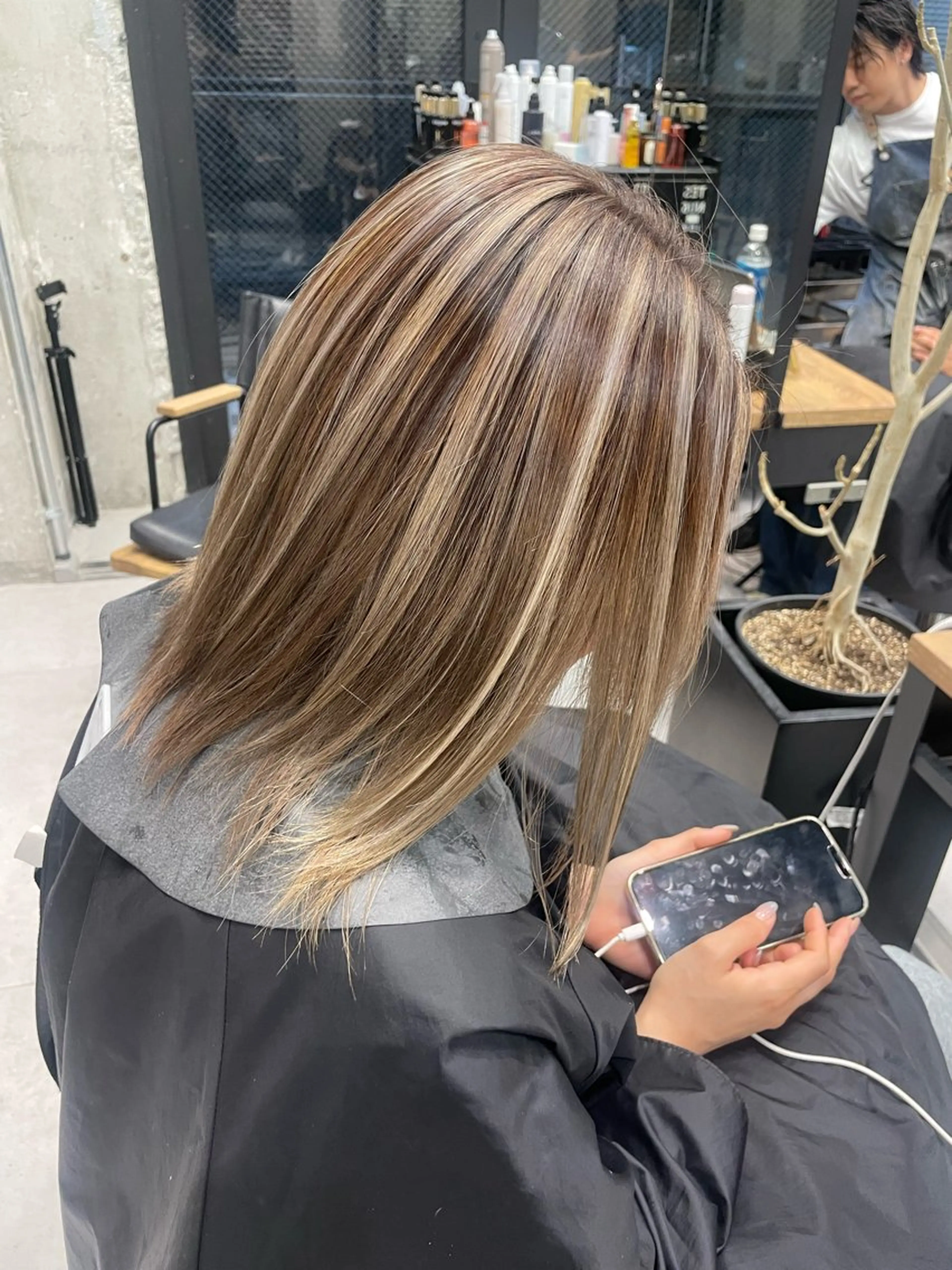 セミロング ハイライト 🫧ハイライトカラー 🫧 𝓜𝓘𝓤のヘアスタイル