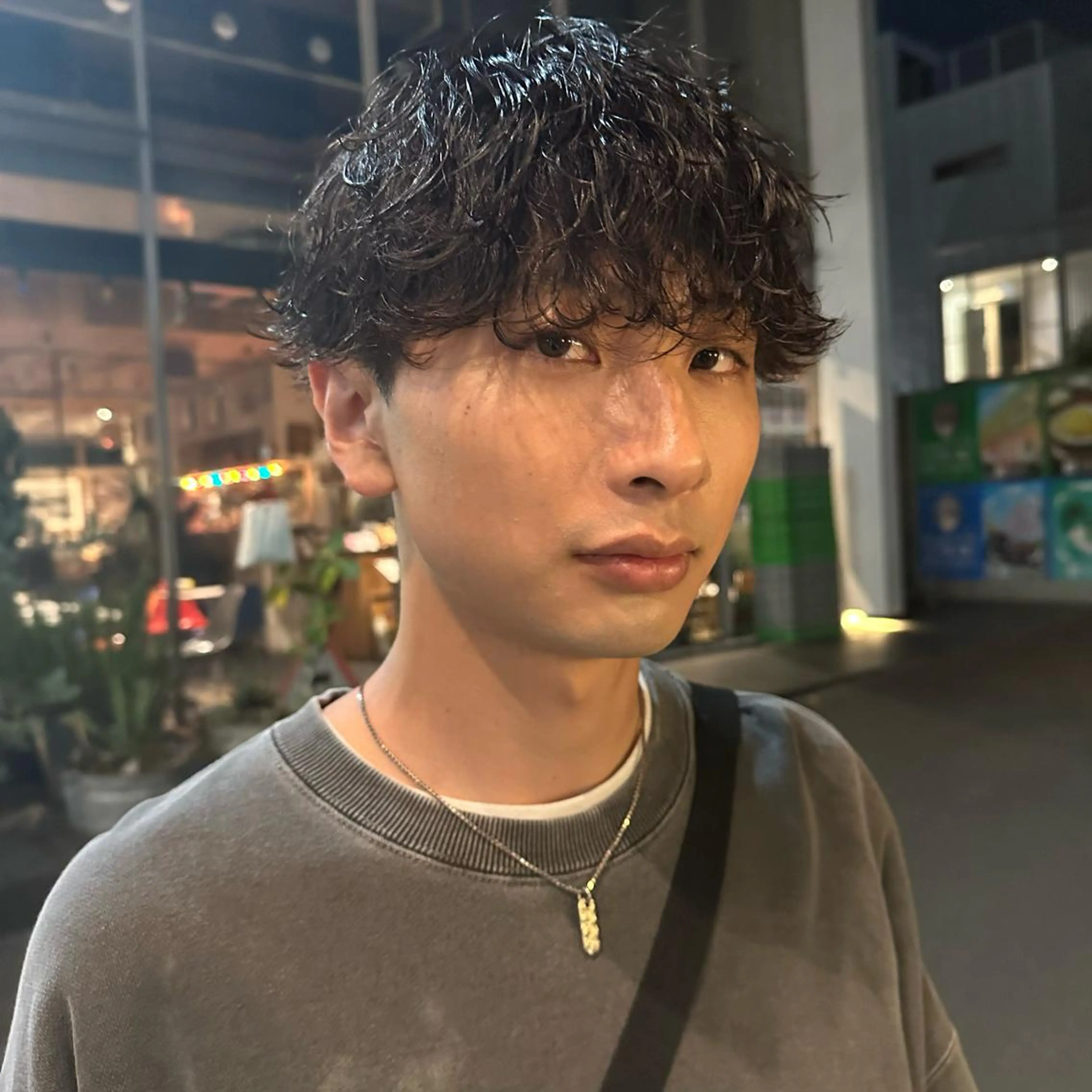 ショート カラー パーマ ヘアアレンジ メンズ マッシュ メンズパーマ ツイストスパイラルパーマ 波巻きパーマ スパイラルパーマ センターパート／マッ シュ／パーマ　あさみのヘアスタイル