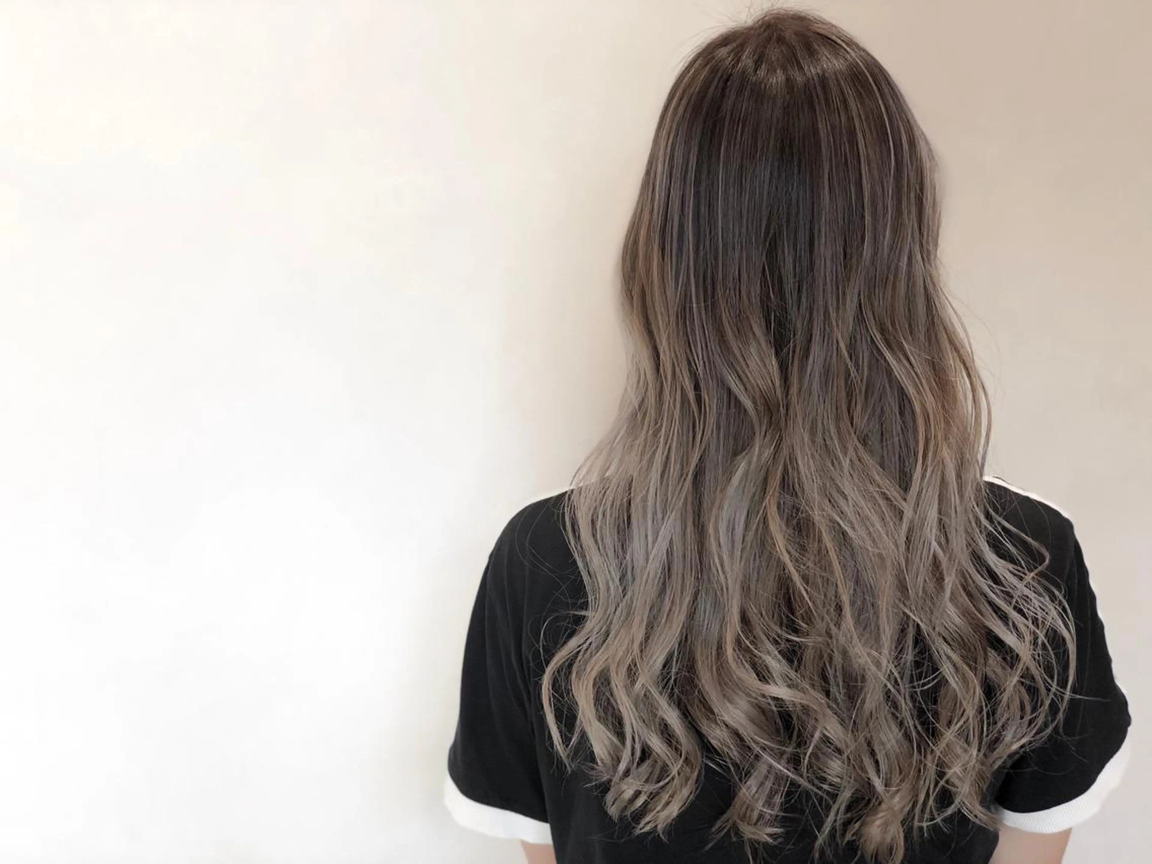 ロング カラー ヘアアレンジ バレイヤージュ グレージュ レイヤーカット いしだ みさきのヘアスタイル