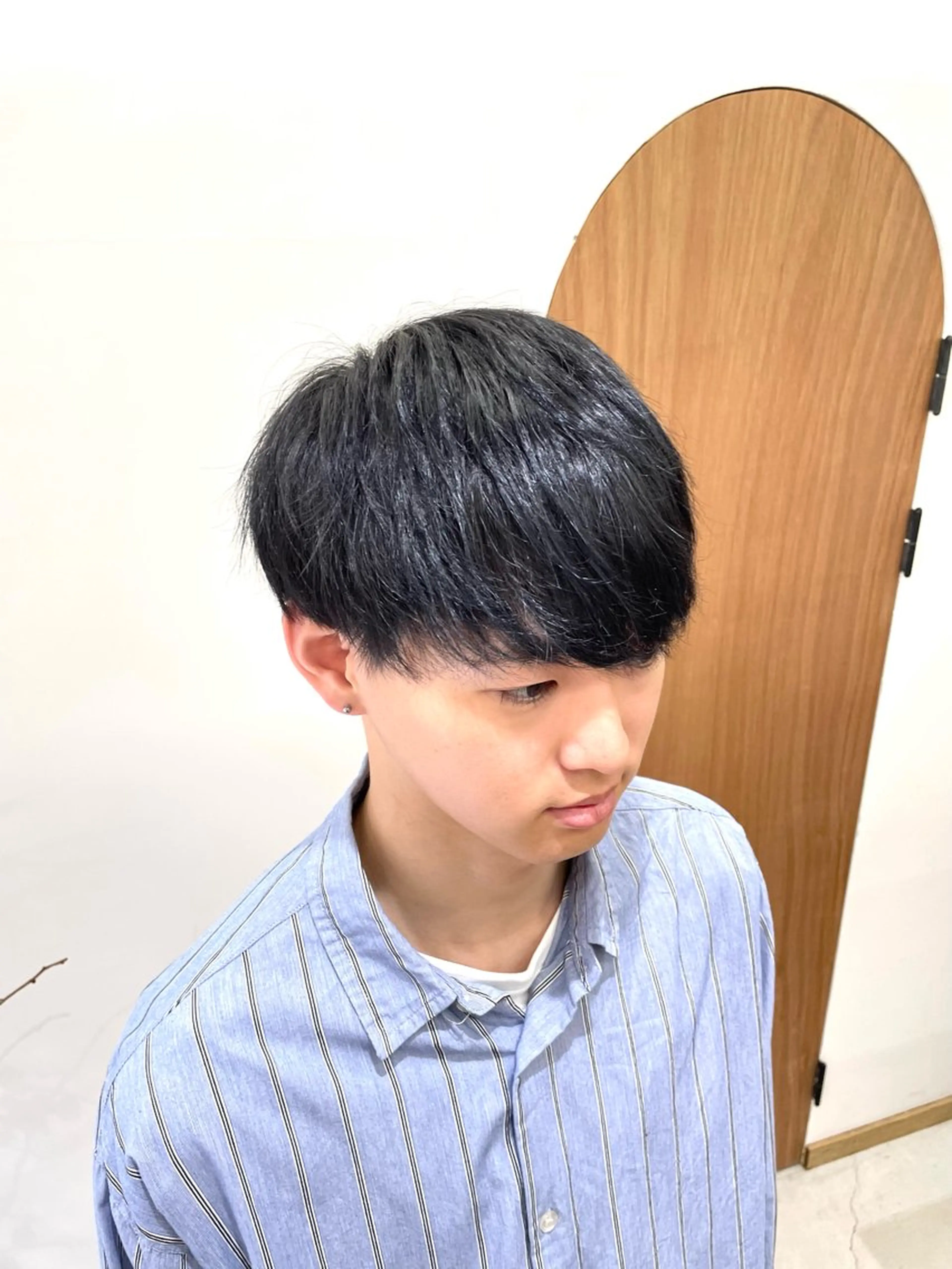 カラー メンズ 黒髪 ブルーカラー ブルーブラック 透明感カラー ヘアカラー 慎太朗/パーマ/ボブ /センターパートのヘアスタイル