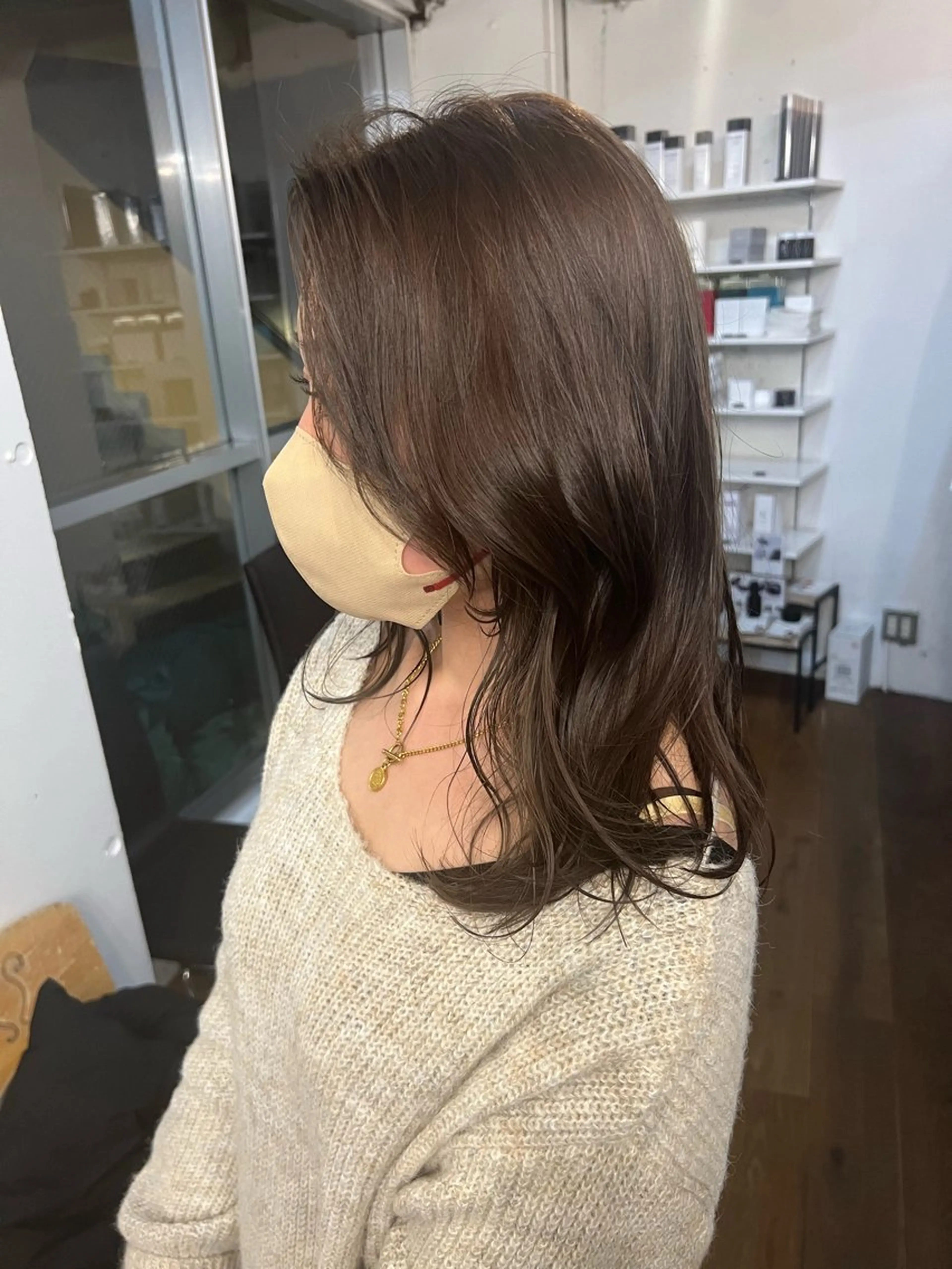 ミディアム カラー ヘアアレンジ ベージュカラー ブリーチ ダブルカラー ブリーチなしカラー 顔まわりレイヤー ショートヘア原宿 fifth コシのヘアスタイル