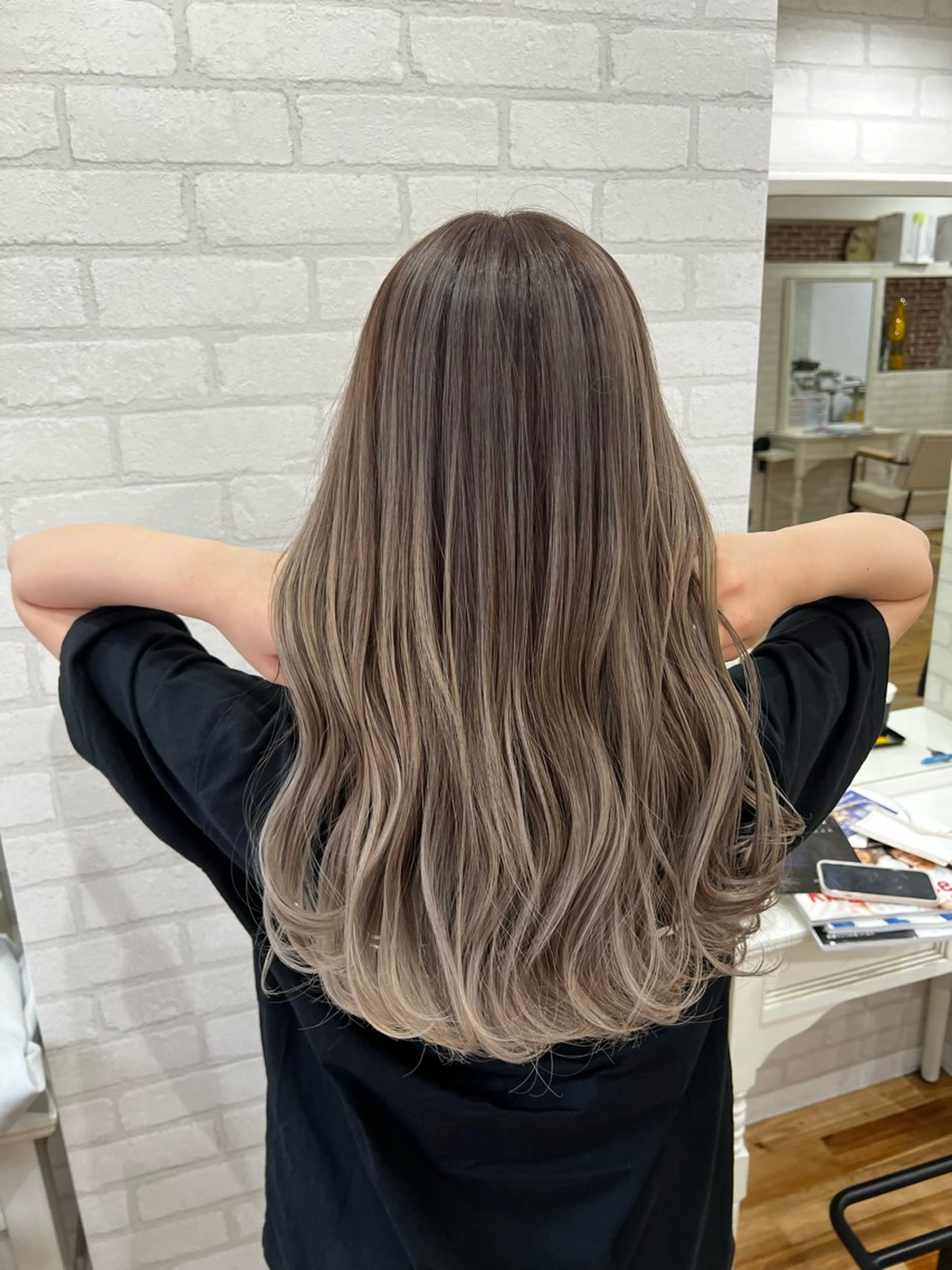 セミロング ヘアカラー トリートメント ミルクティーカラー グレージュ　高山慧輔のヘアスタイル