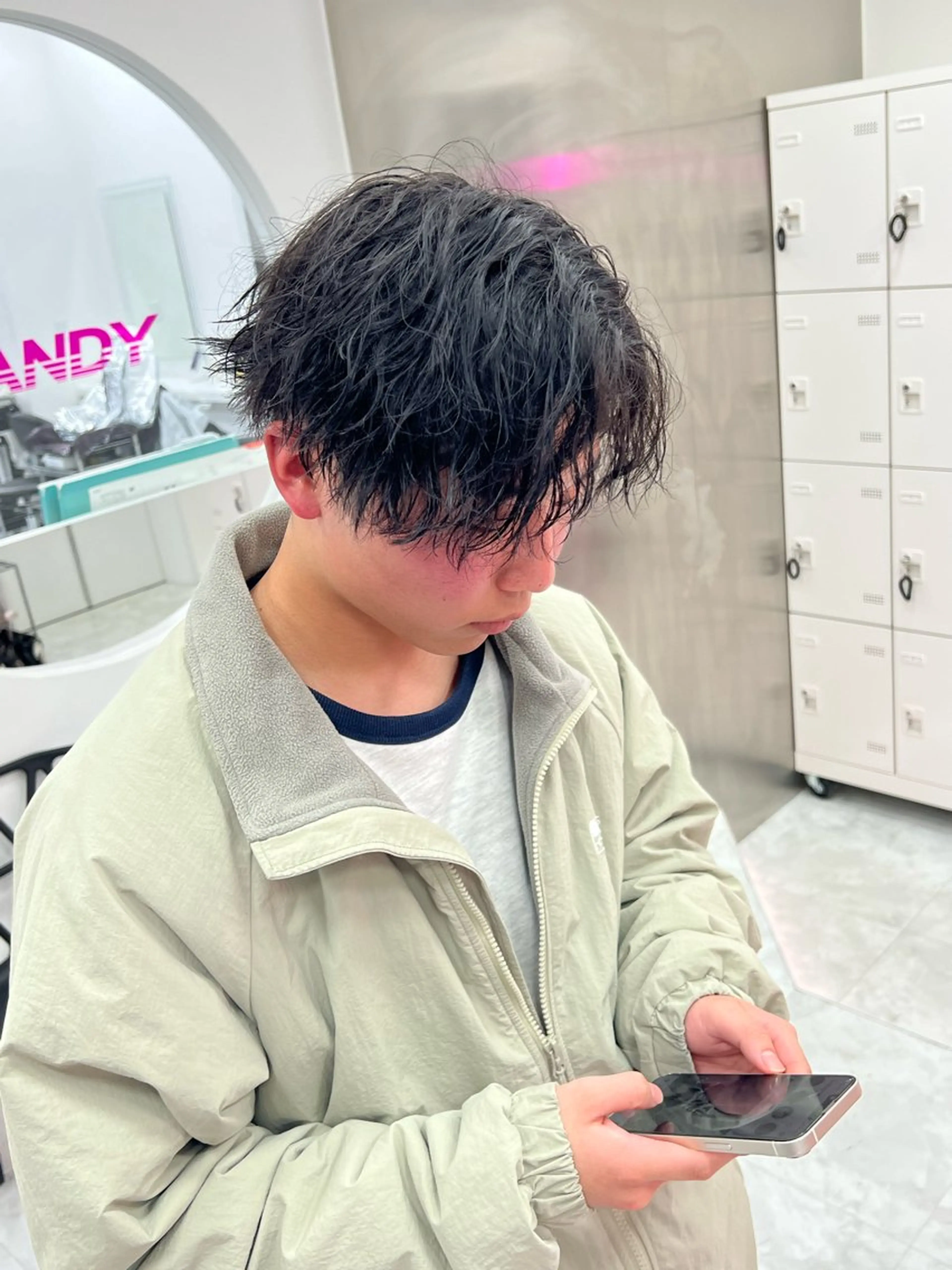 ミディアム パーマ メンズ ミディアムパーマ センターパート メンズ韓国風 韓国マッシュ マッシュウルフ メンズパーマ特化 TAIGAのヘアスタイル