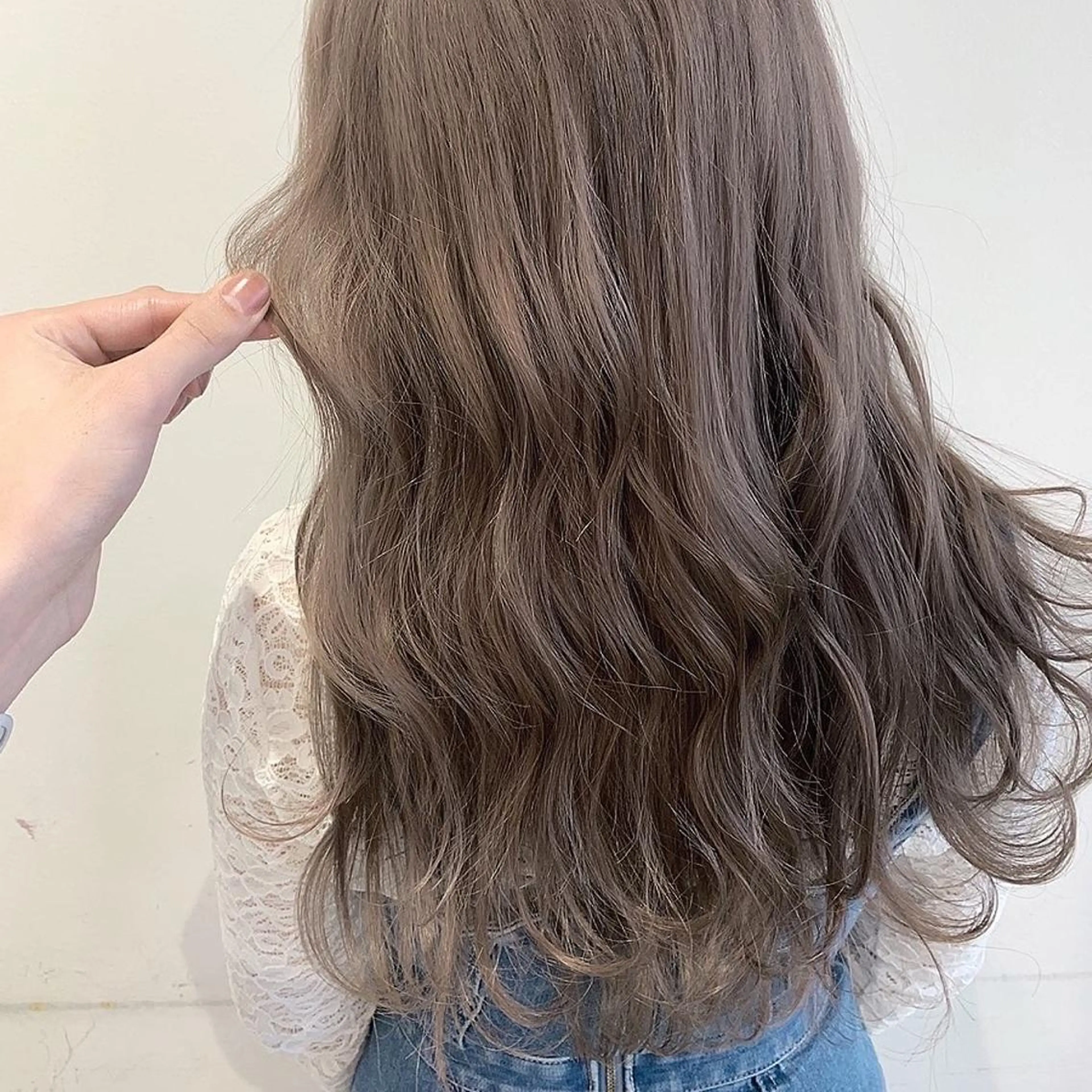 ロング カラー ヘアアレンジ ベージュカラー ブリーチ ミルクティーベージュ 阿部 圭悟のヘアスタイル
