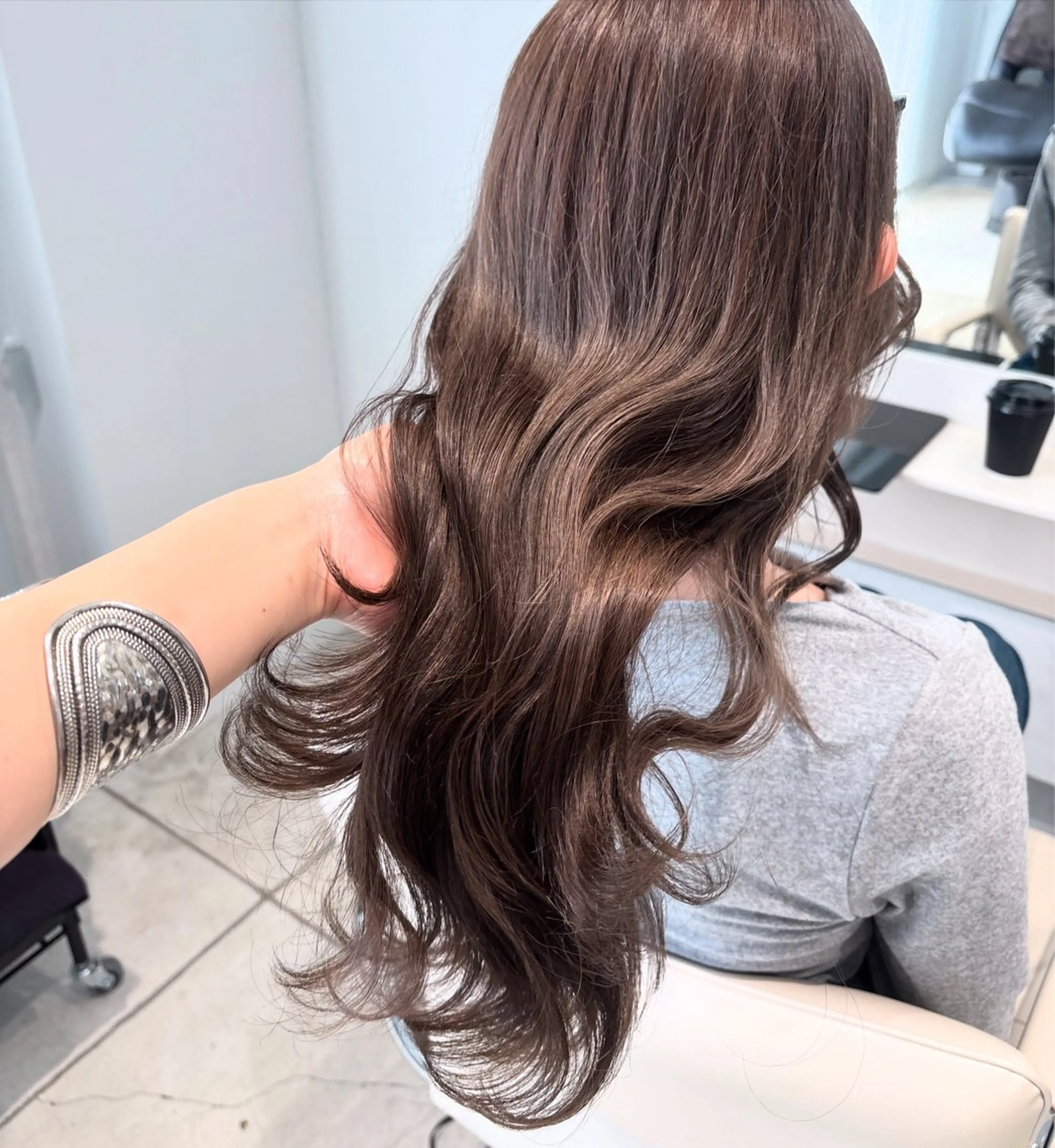 セミロング カラー ベージュカラー ブラウンカラー ブラウンベージュ 透明感カラー オリーブベージュ ヘアカラー トリートメント ヘッドスパ ヘアセット カジュアルを女っぽく 𝗮𝘆𝗮𝗰𝗼のヘアスタイル