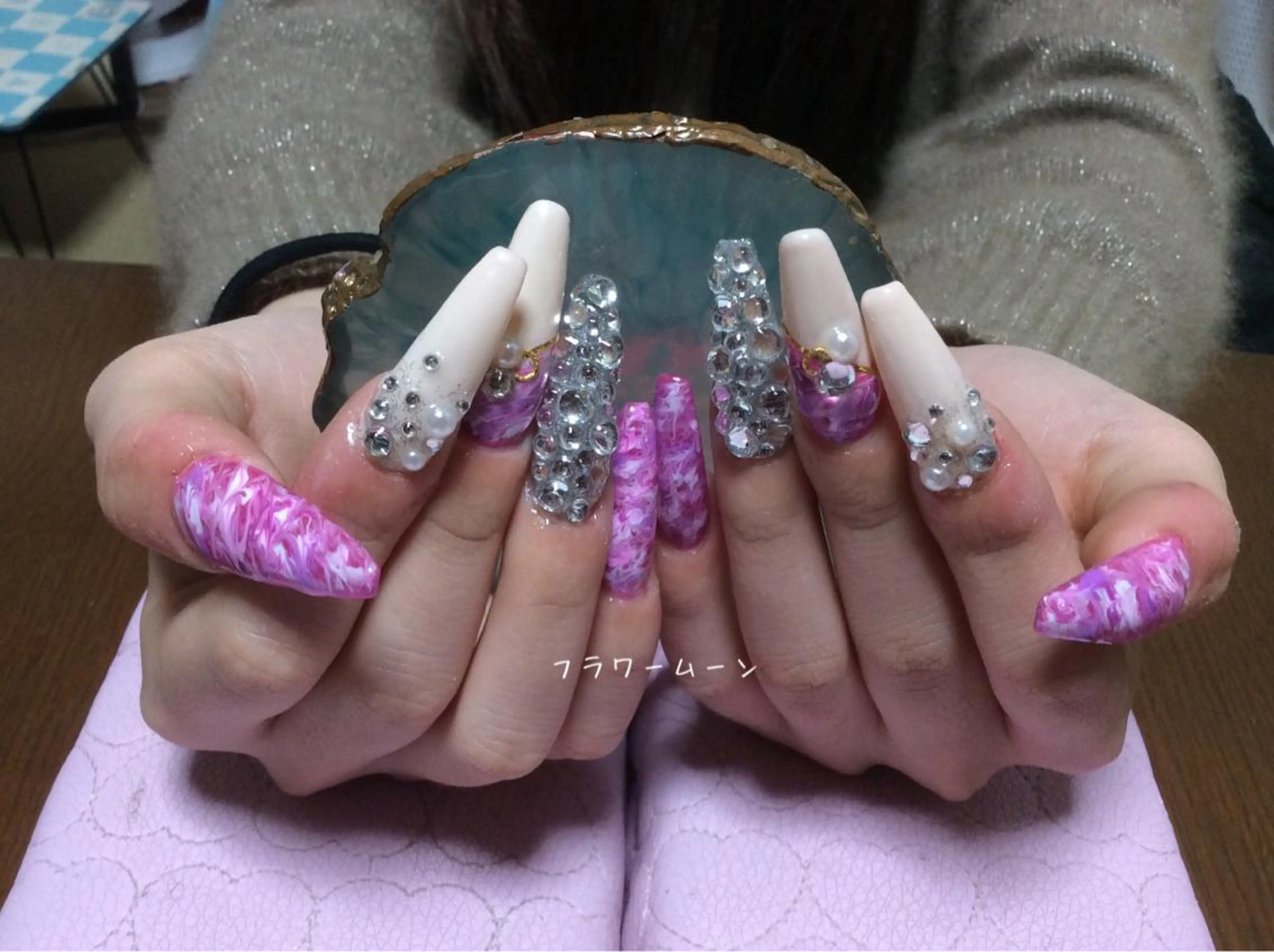 ネイル フラワー ムーンのネイルデザイン