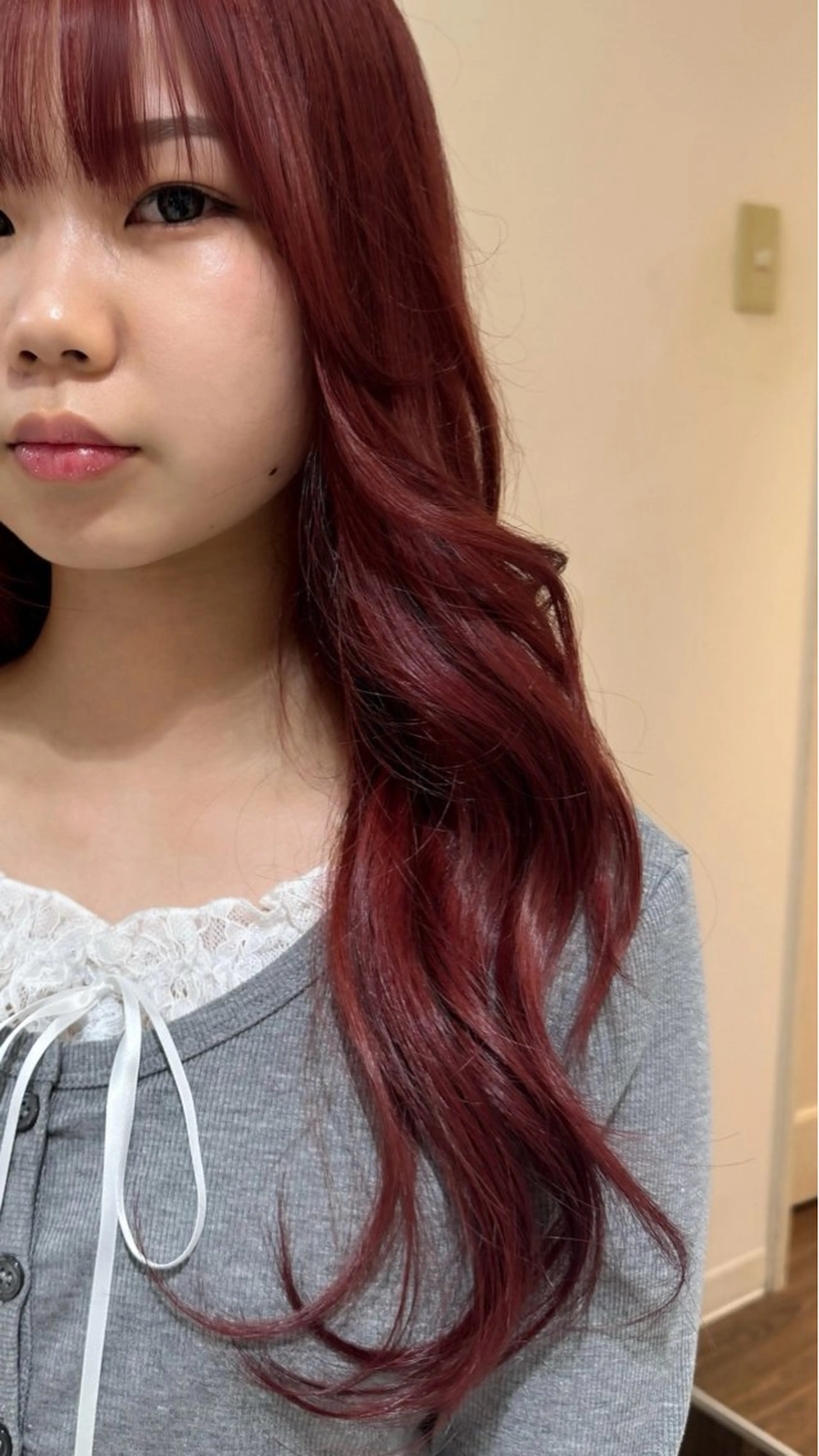 カラー ブリーチ ダブルカラー ブリーチなしカラー ピンクカラー レッドカラー ヘアカラー 新村 美咲のヘアスタイル