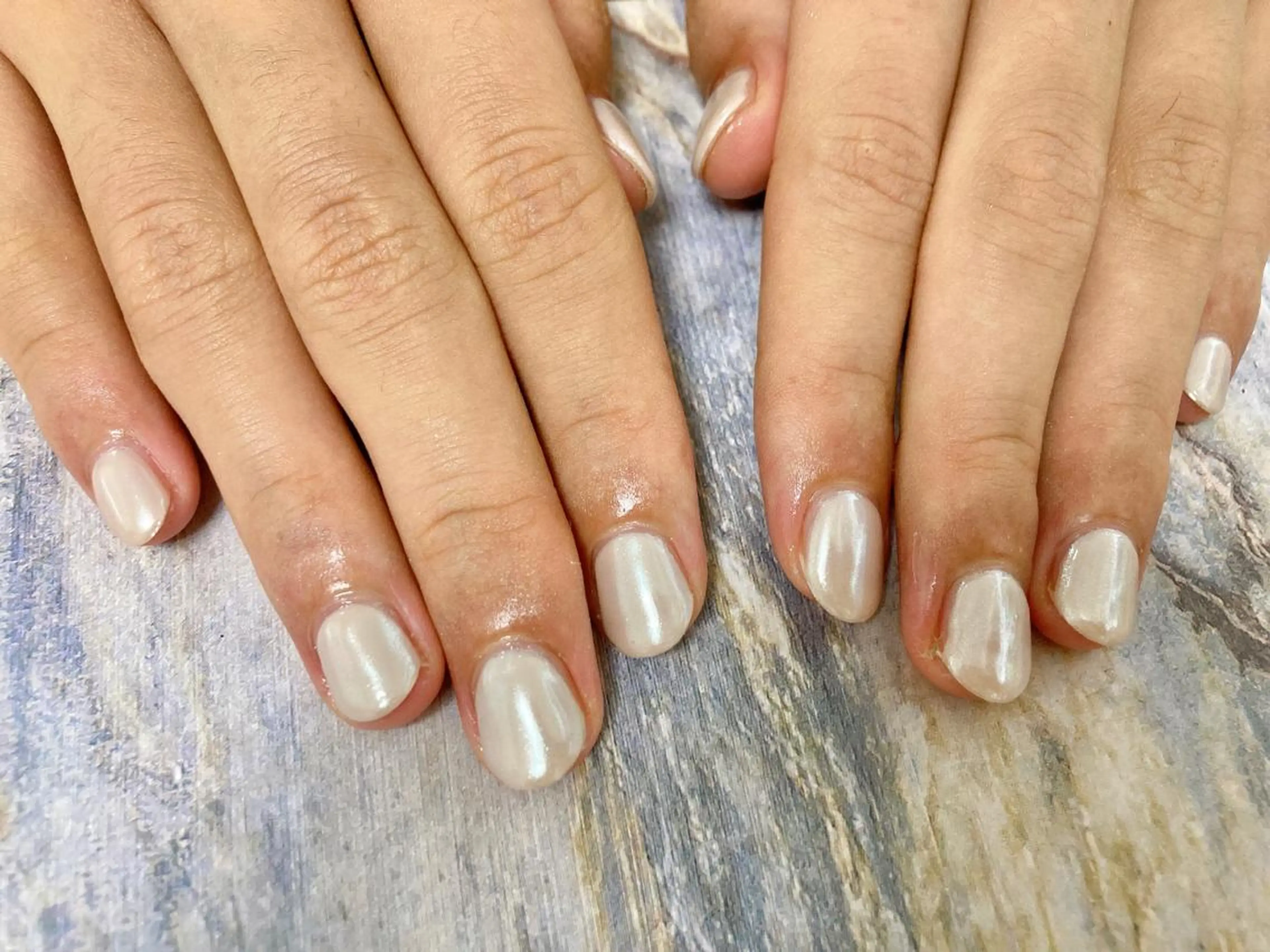 ネイル オーロラネイル ホワイト ハンドネイル mogunail &blowのネイルデザイン