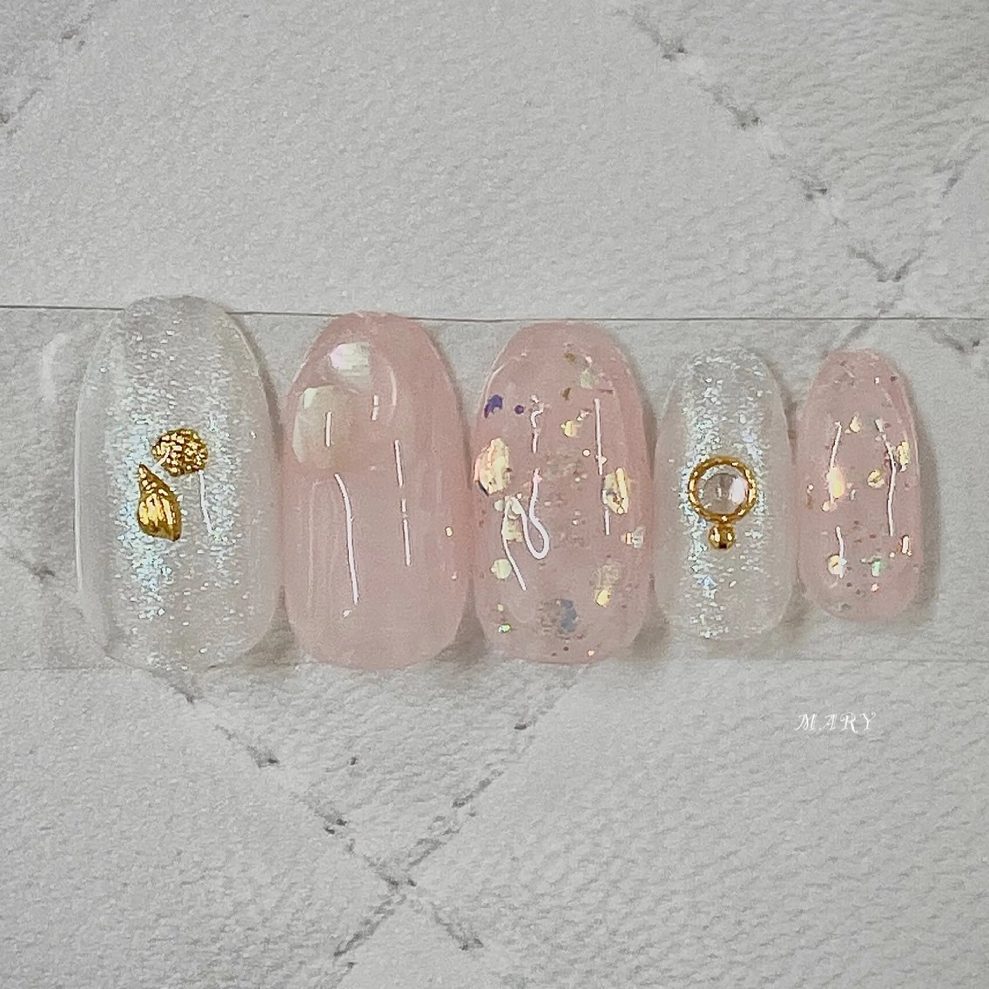 ネイル キラキラネイル ニュアンスネイル ピンク 夏ネイル ハンドネイル Mary nail所属・Mary nail .narumiのネイルデザイン