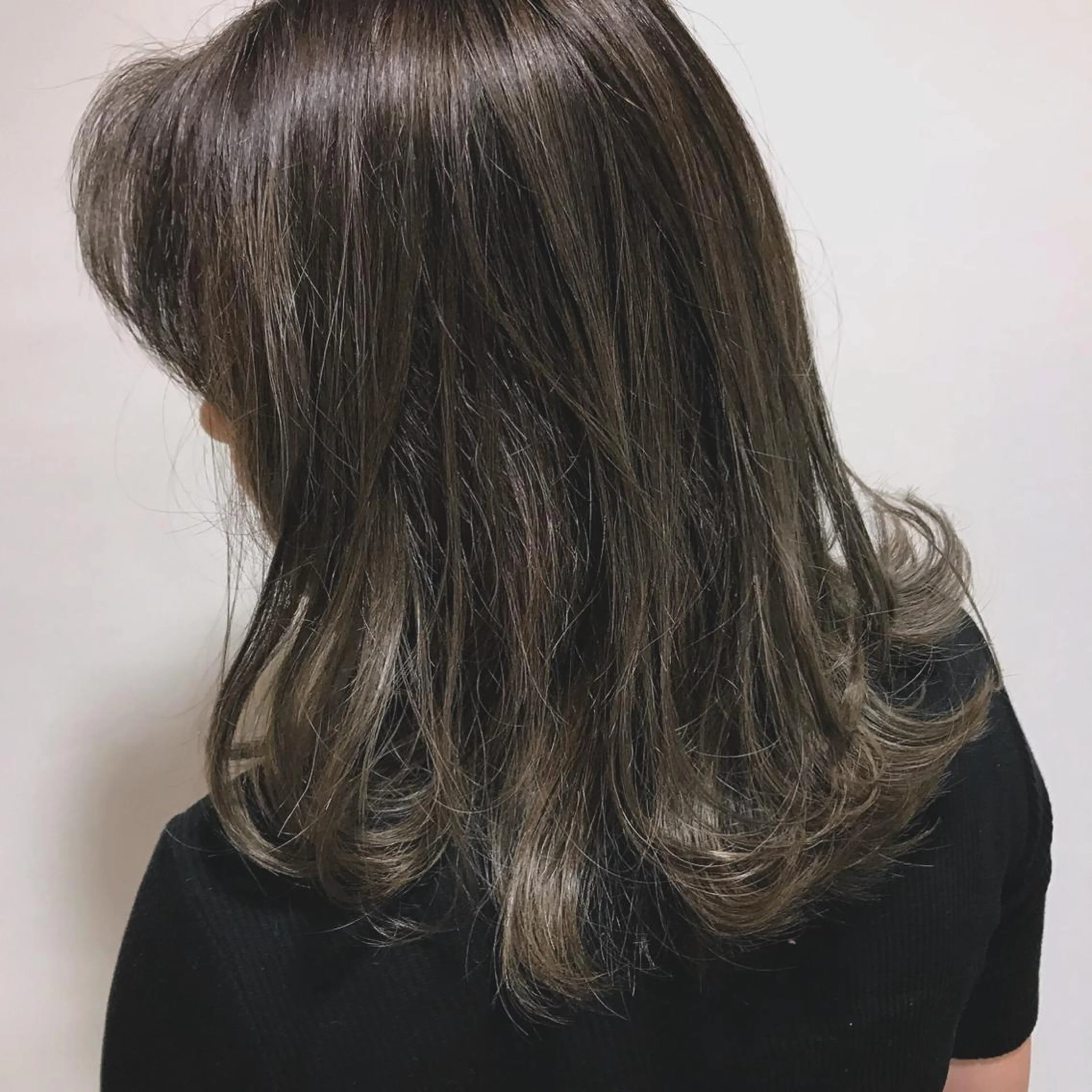 ミディアム カラー グレージュ 長谷川 誠志のヘアスタイル