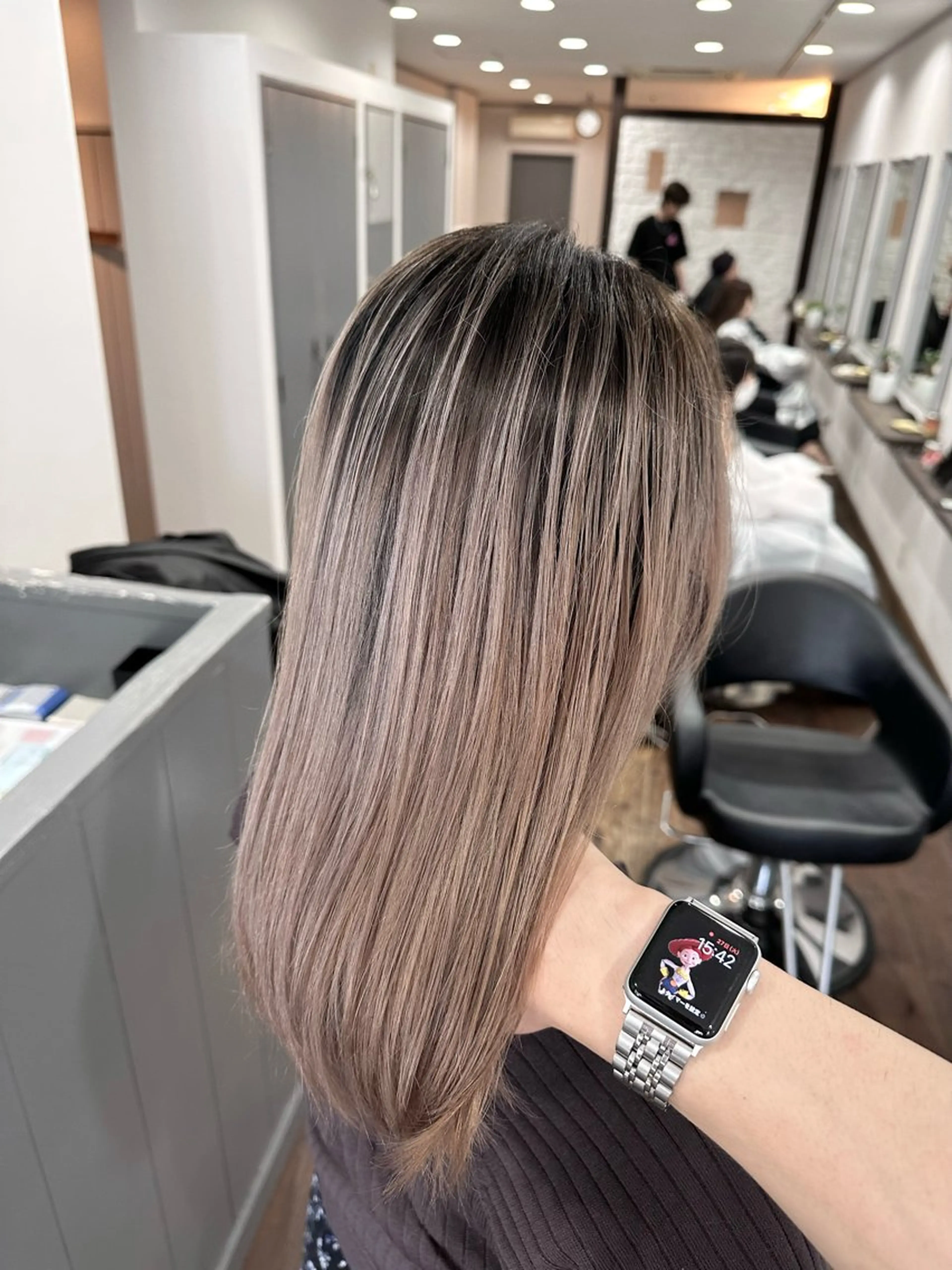 ミディアム レイヤーカット バレイヤージュ 隅中秀弥のヘアスタイル