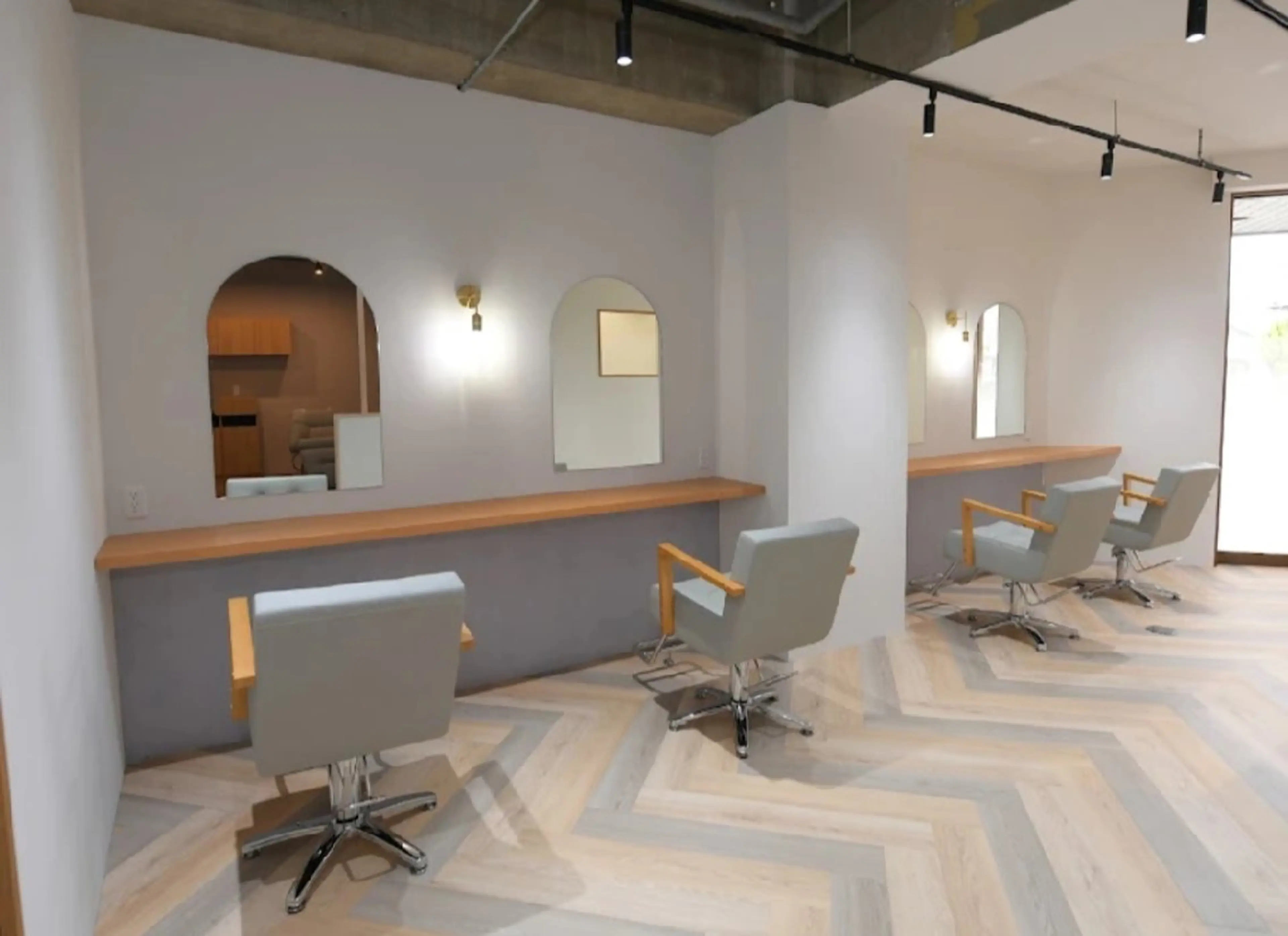 カラー セミロング 辻花 さおりのヘアスタイル