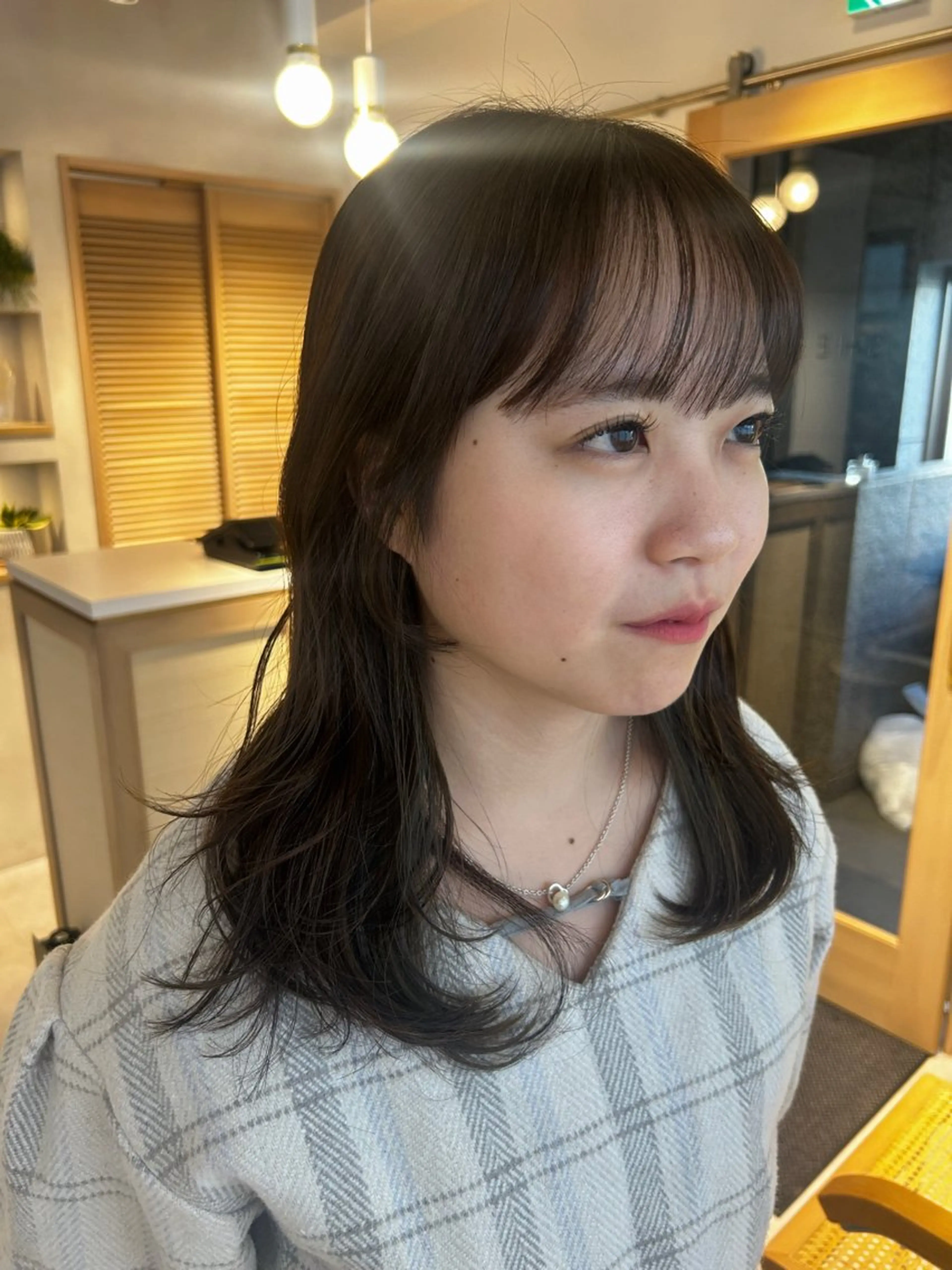 セミロング レイヤーカット 暖色カラー 奥村陽花のヘアスタイル