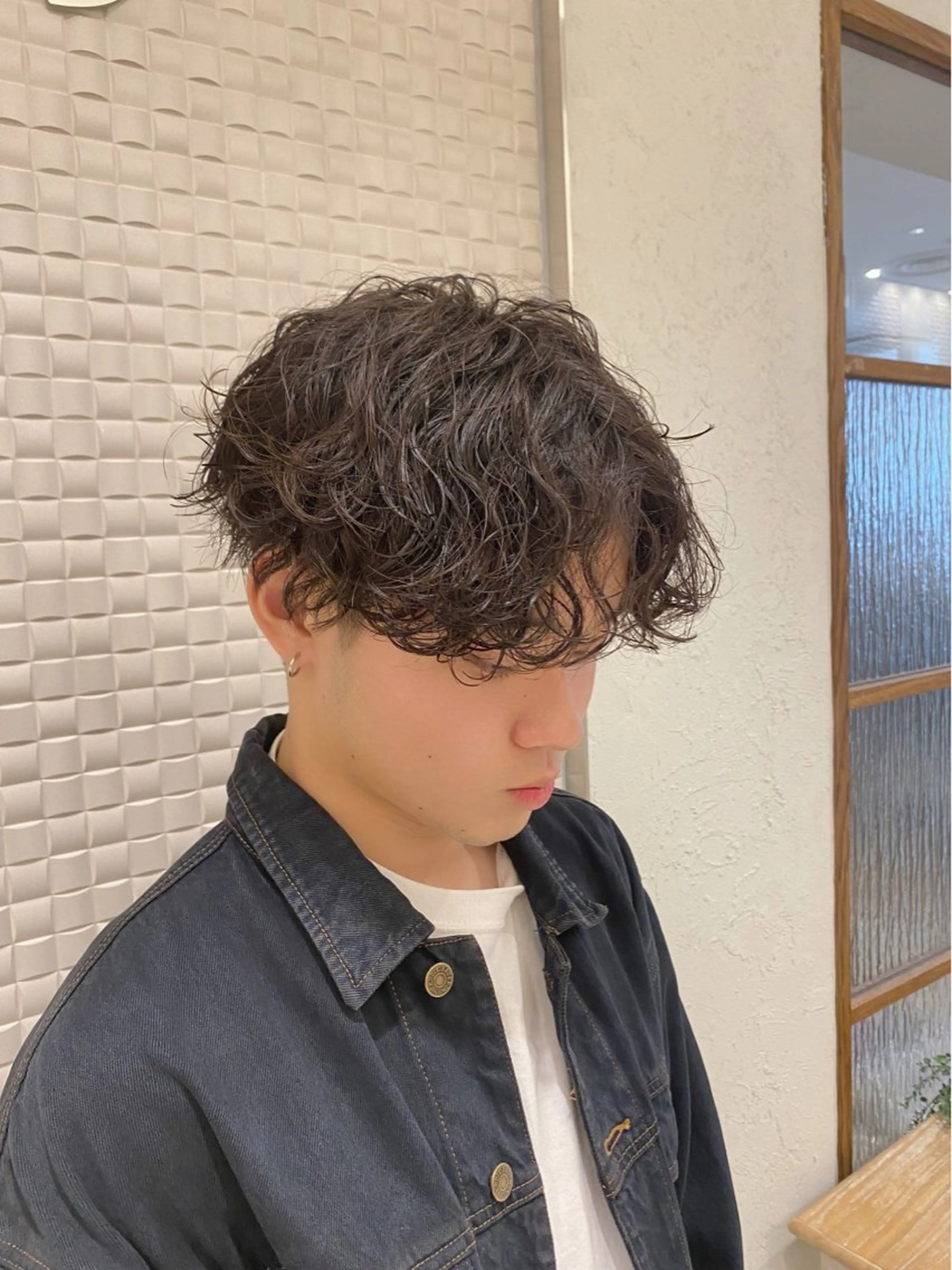 ミディアム パーマ メンズ ミディアムパーマ メンズパーマ 波巻きパーマ カット パーマ トリートメント ヘアセット 新宿メンズパーマ ヨモギダのヘアスタイル