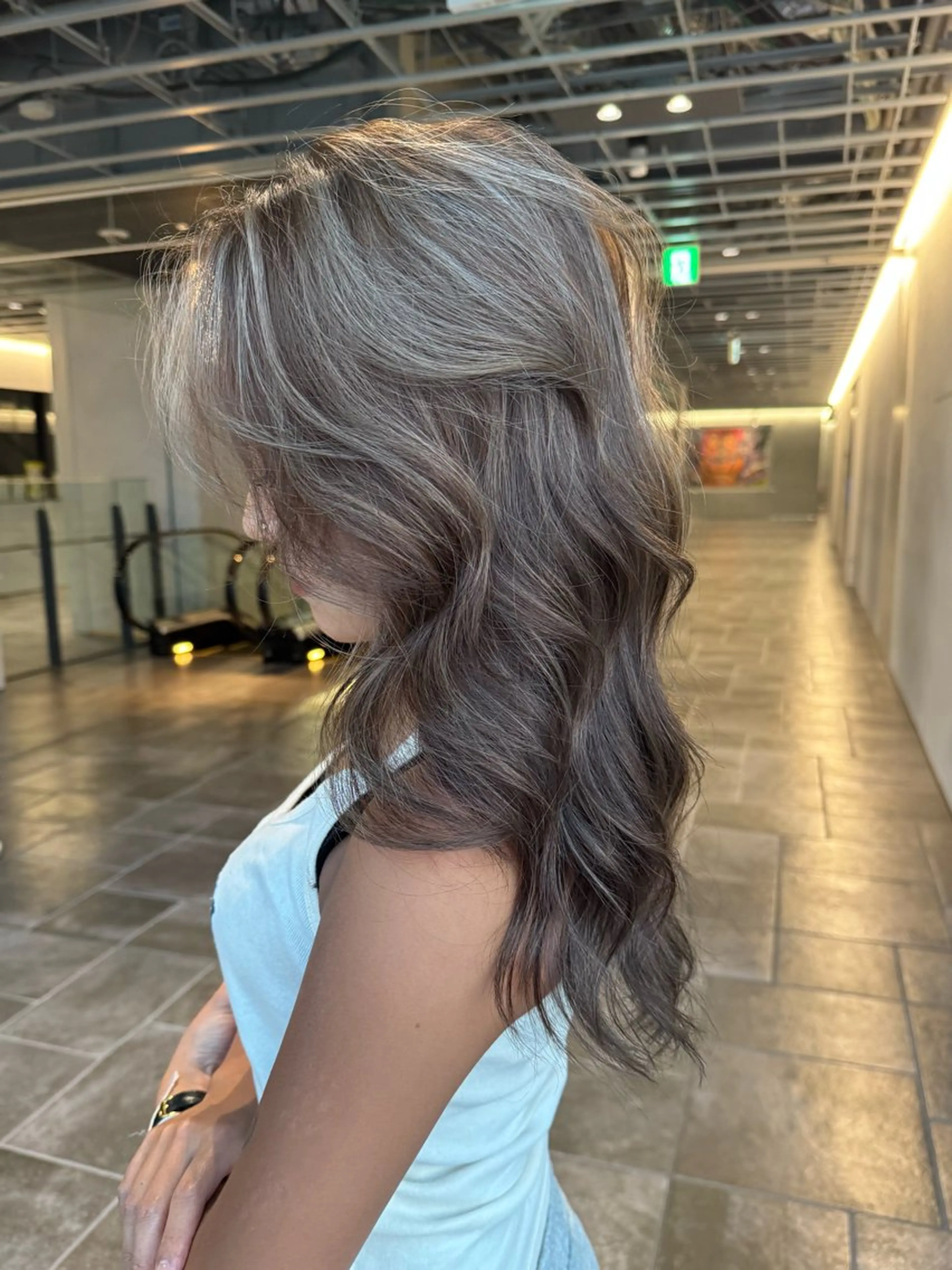 ロング カラー ハイライトカラー ハイライト レイヤーカット ヘアカラー 🌟小顔レイヤー× 赤み消し透明感カラーのヘアスタイル