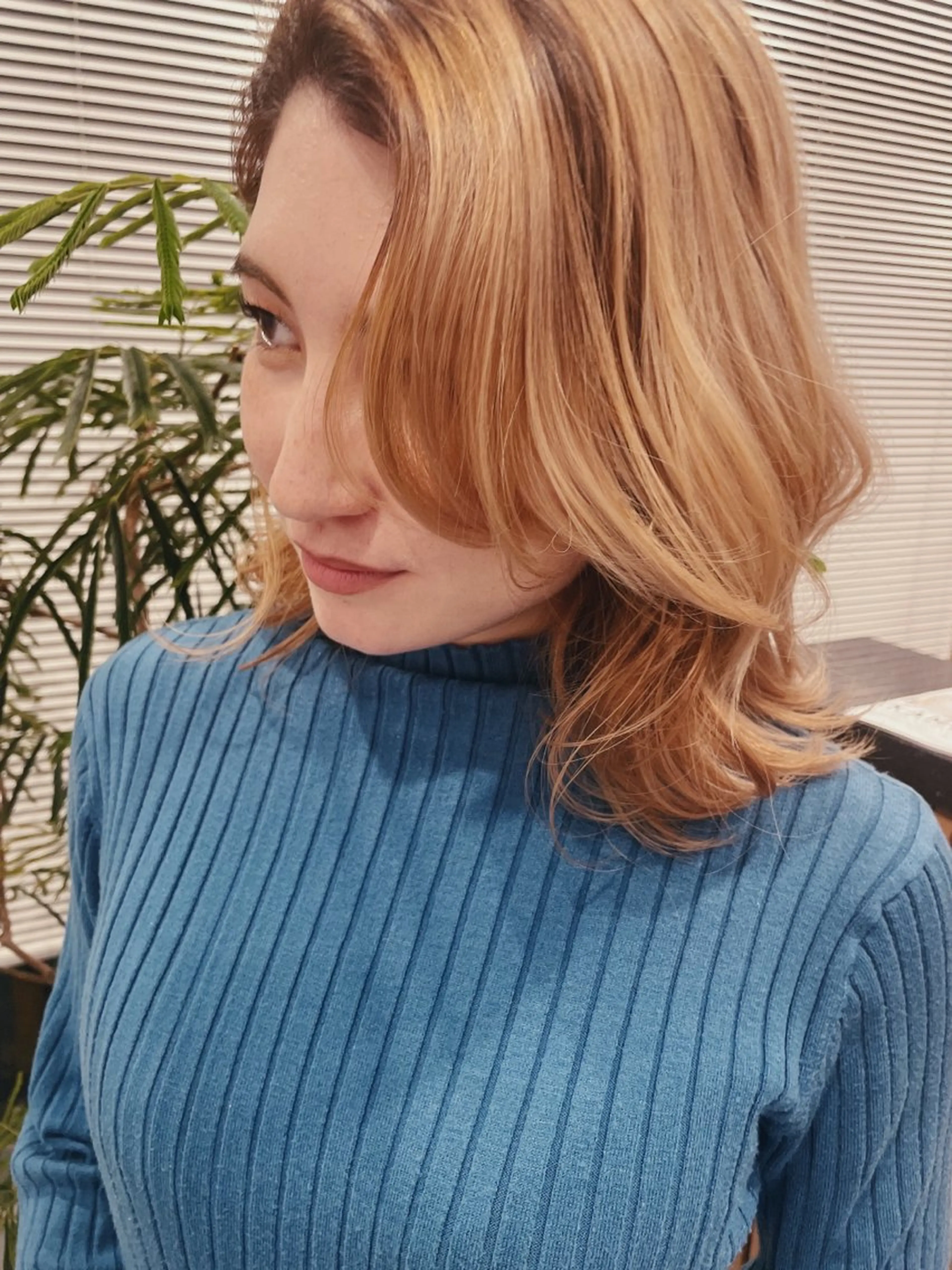 セミロング ニュアンスヘア chinariのヘアスタイル