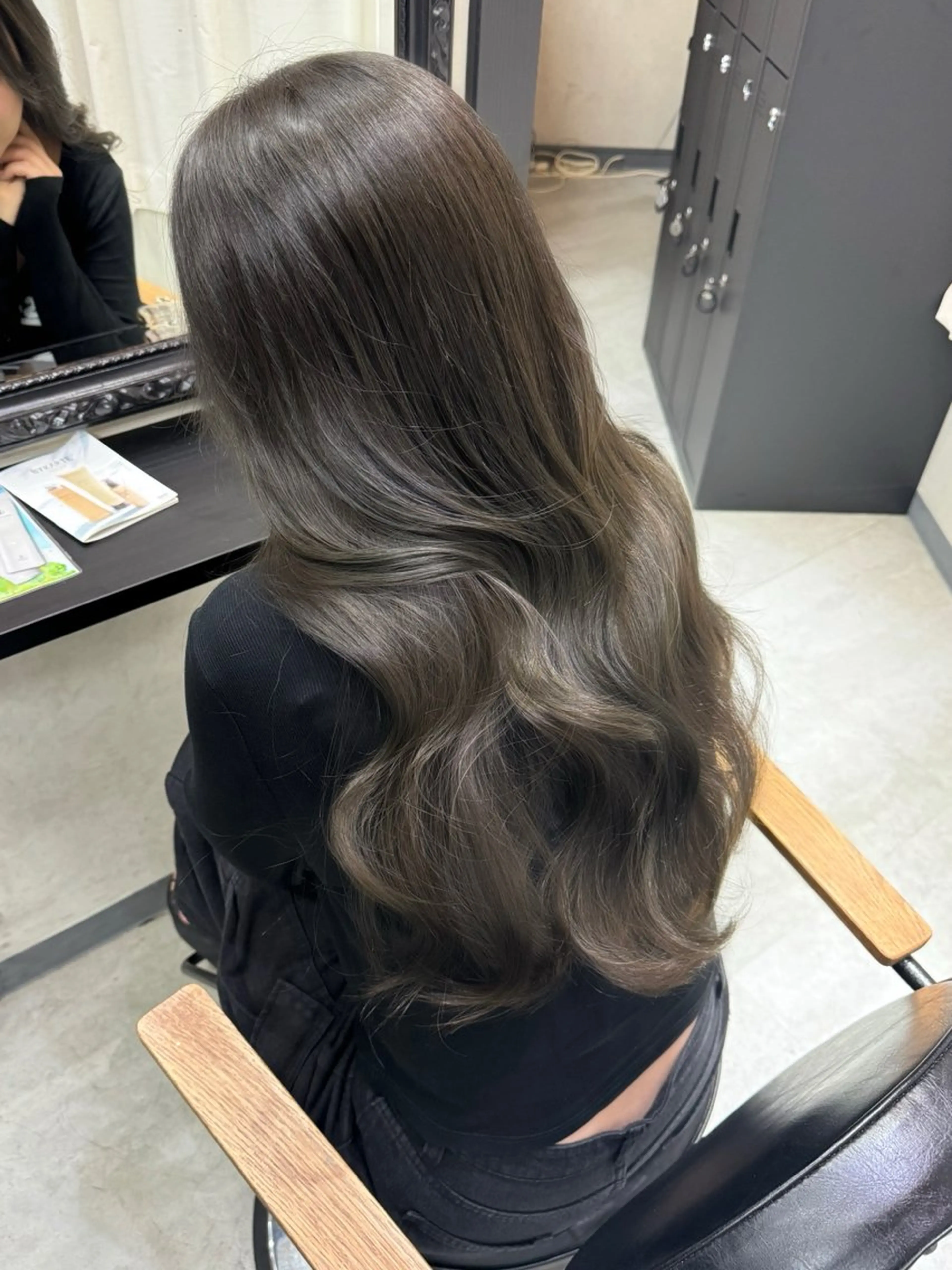 ロング カラー ベージュカラー ブリーチ グレージュ ブリーチなしカラー 顔周りカット カット ヘアカラー 井本翔太.髪質改善. ベージュ.グレージュのヘアスタイル