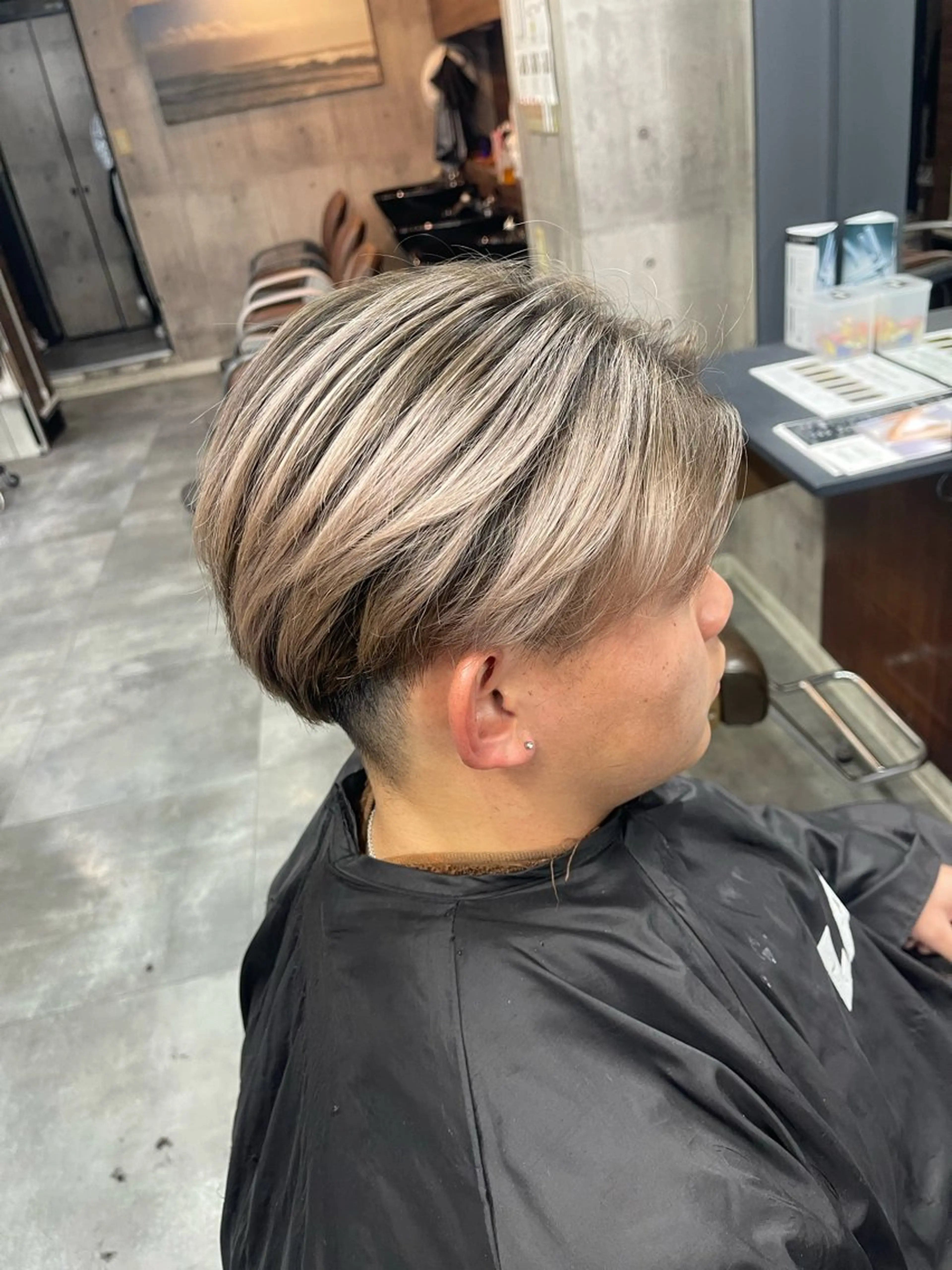 ショート レイヤーカット ブリーチ縮毛矯正 LAFFYuiのヘアスタイル