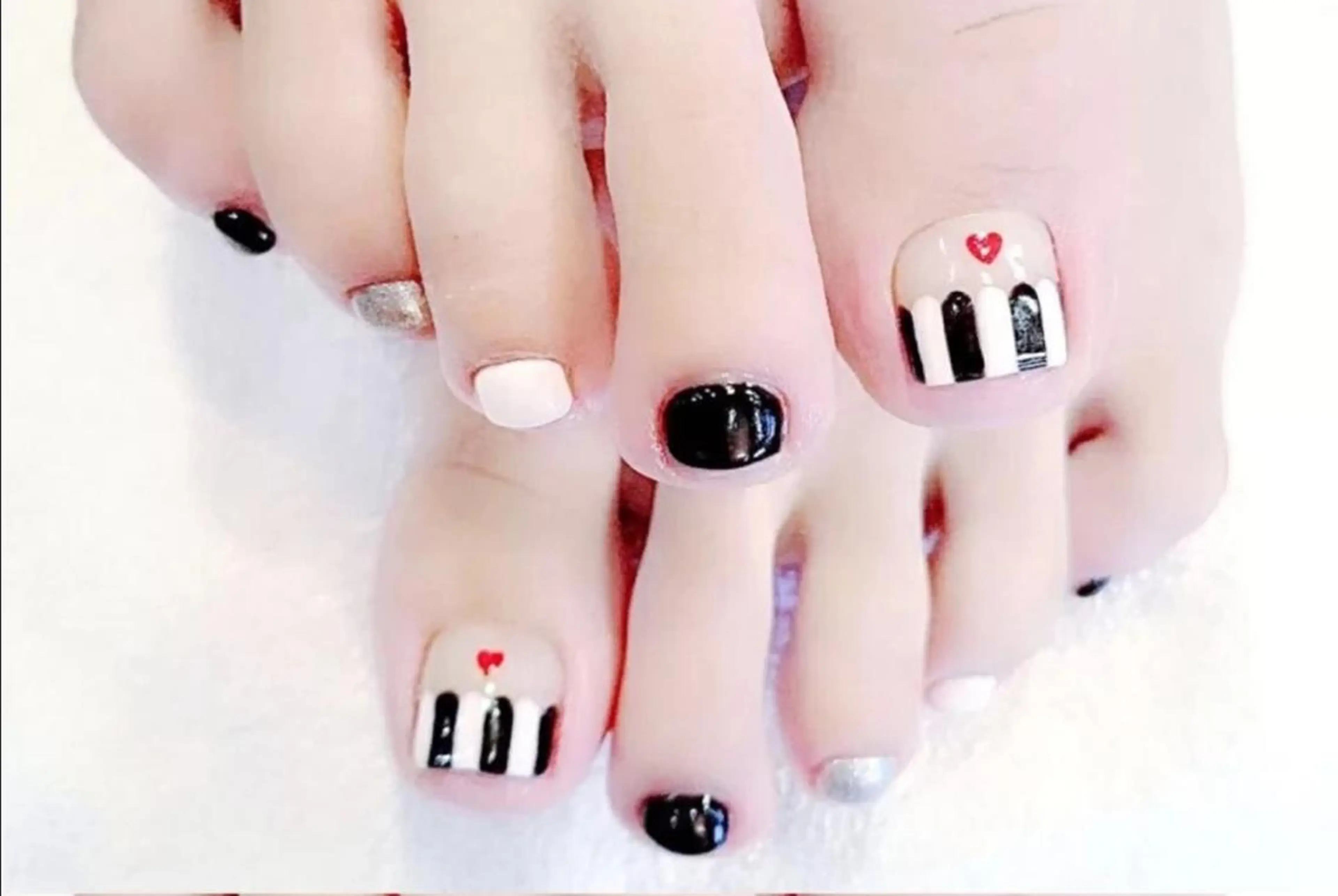 ネイル フットネイル ハート シンプルネイル フットネイル Ali 新小岩 ネイル専門のネイルデザイン