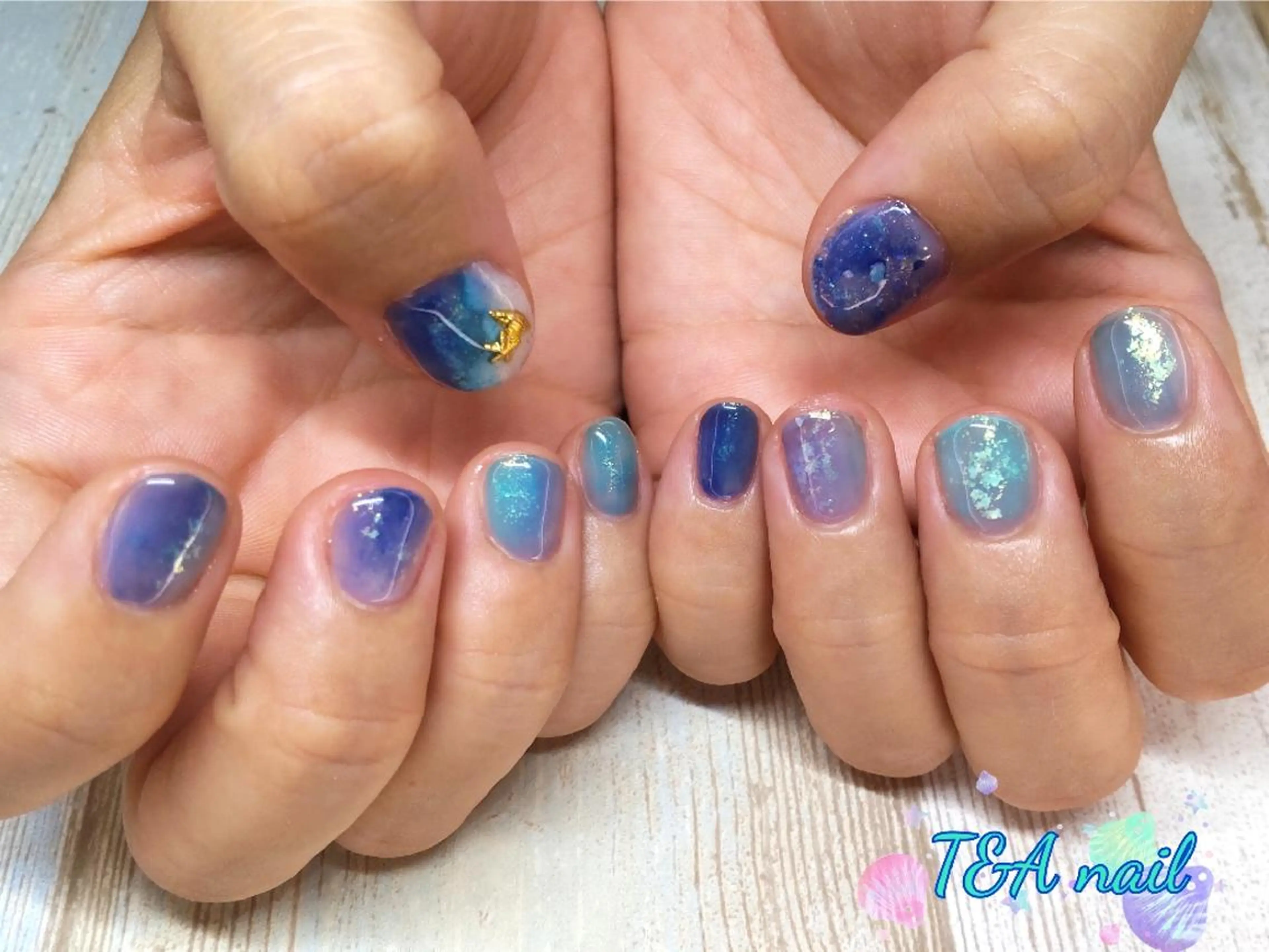 ショート ネイル ショートヘア ブルー ジェルネイル ニュアンスネイル スカルプネイル ハンドネイル T&A nailのネイルデザイン
