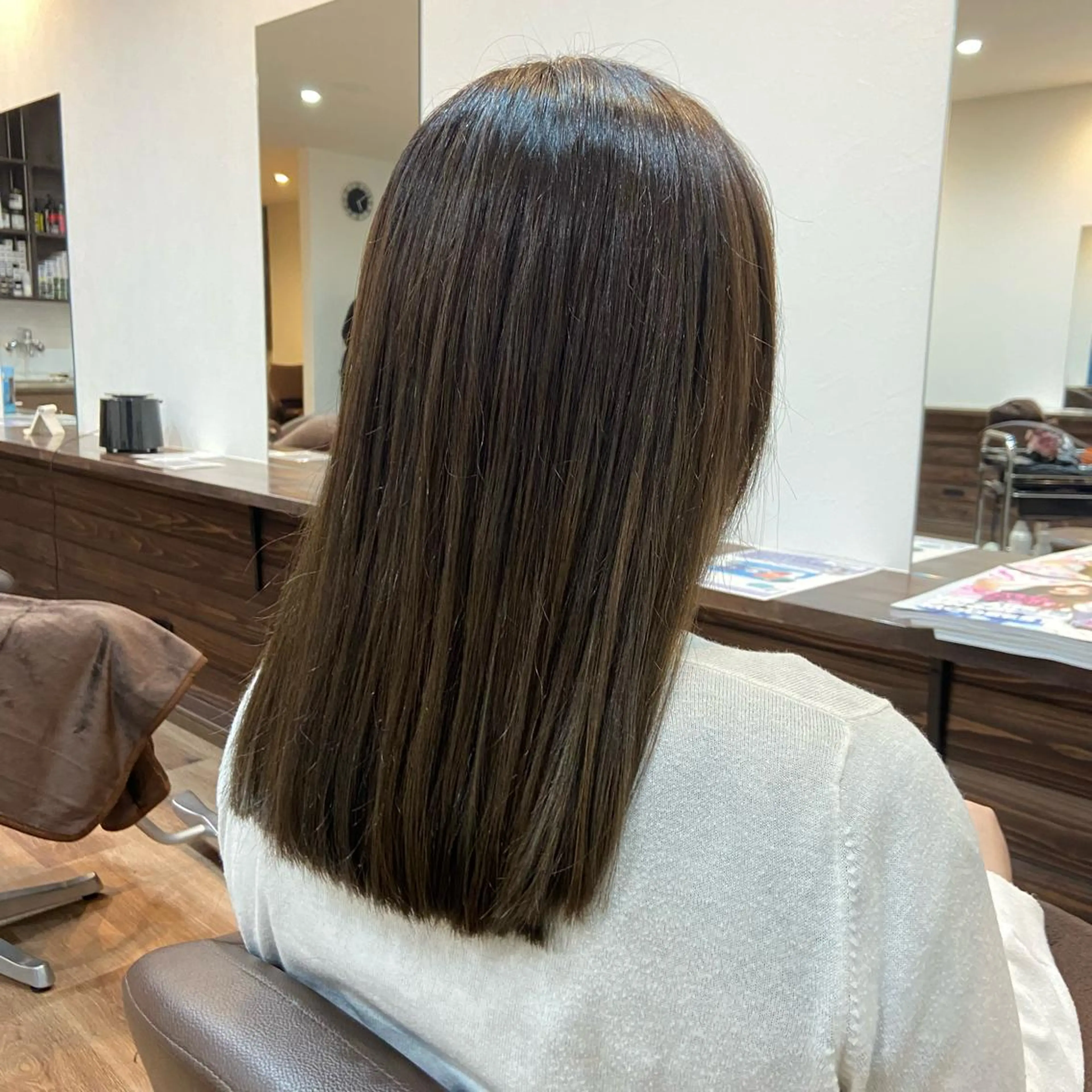 セミロング アッシュ 岩﨑 智穂のヘアスタイル