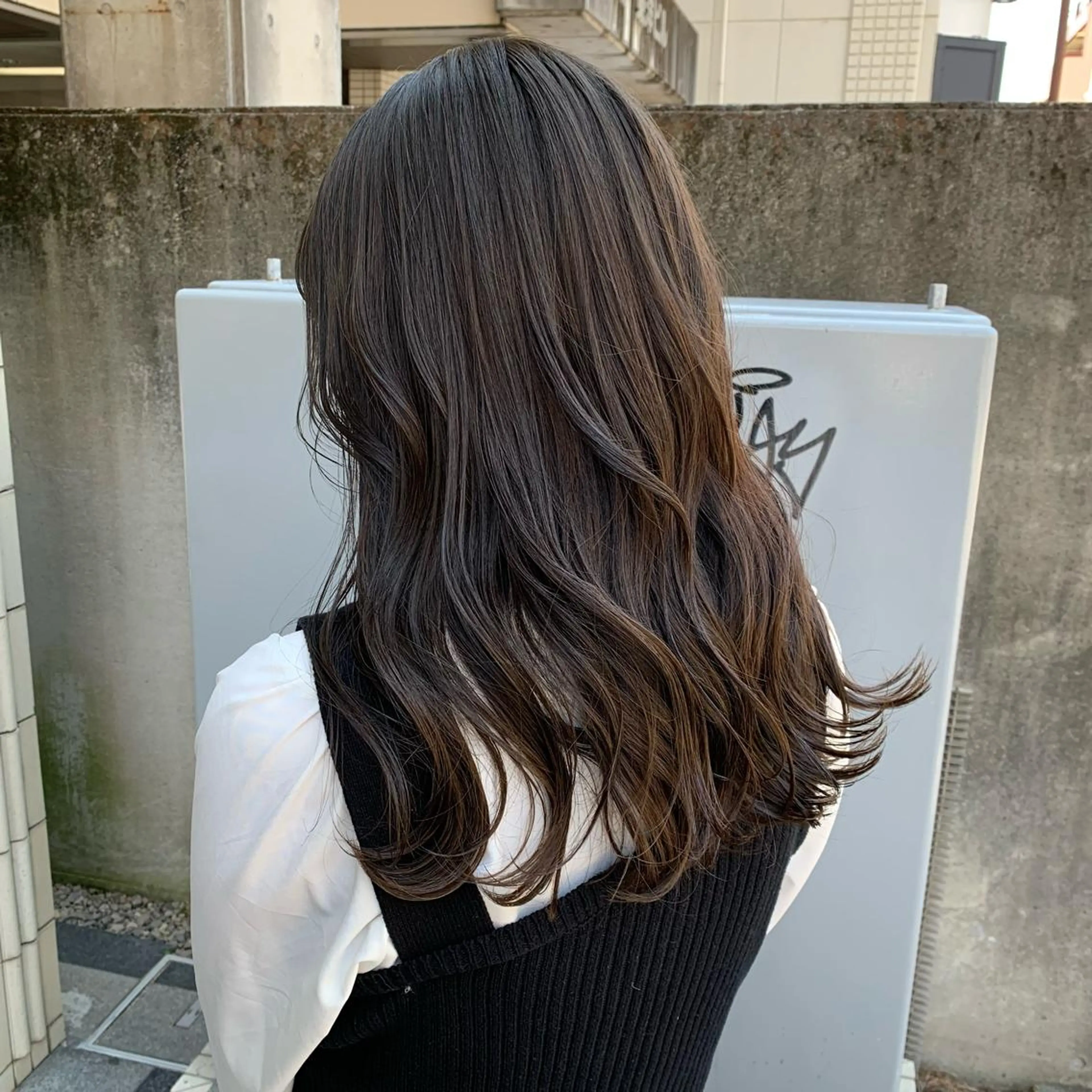 ロング カラー 縮毛矯正 SAKINO． ベージュカラーのヘアスタイル