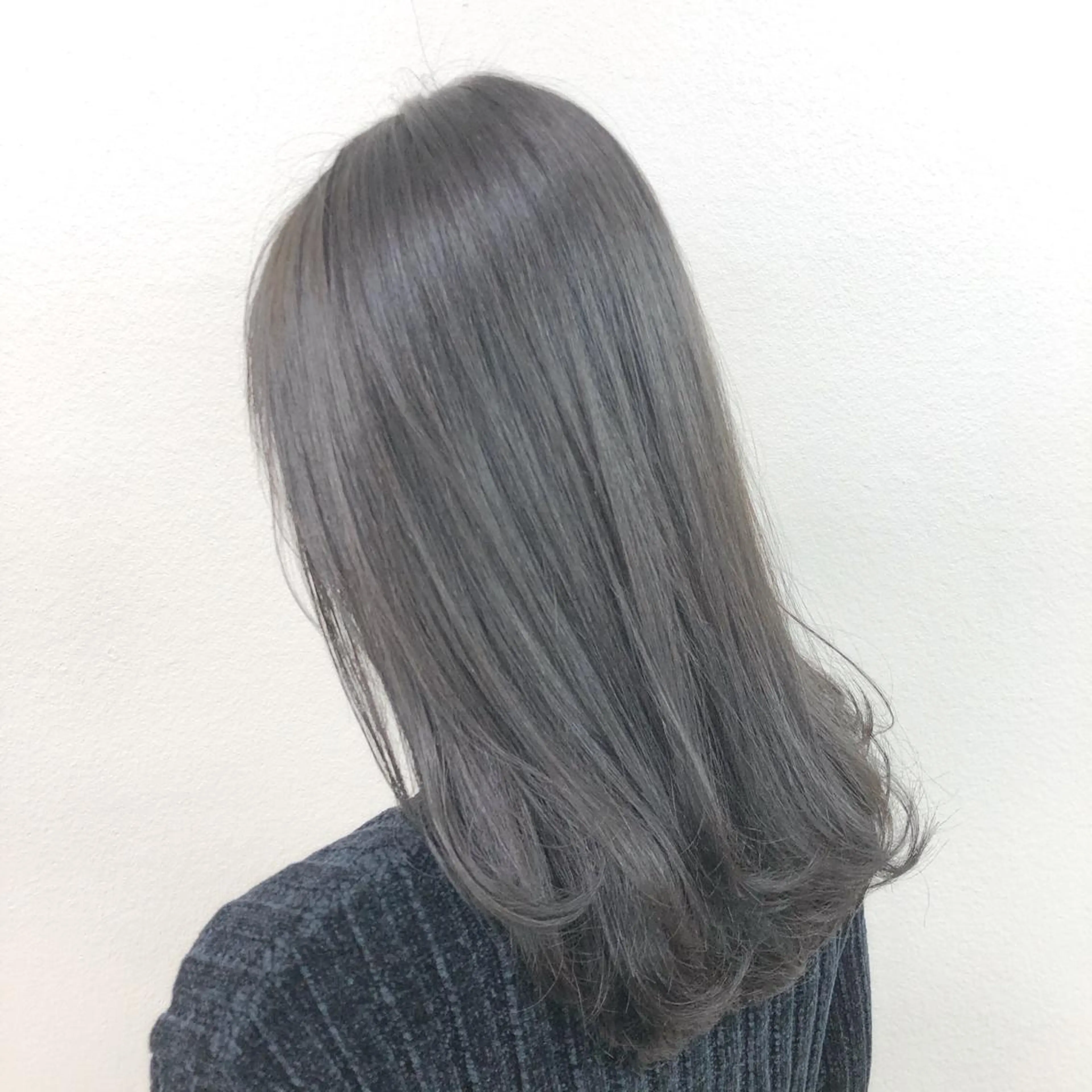 ミディアム カラー レイヤーカット 透明感カラーのヘアスタイル